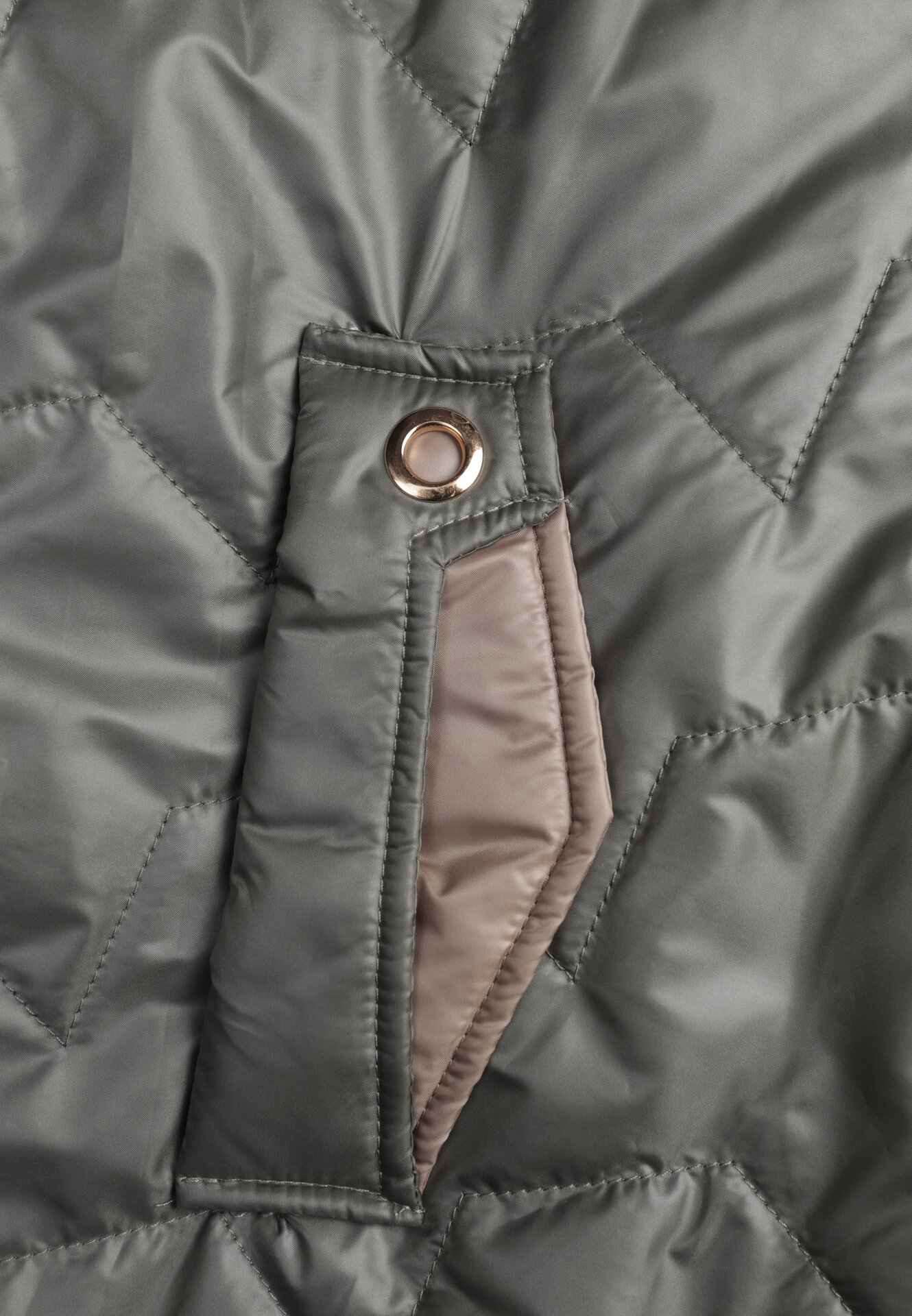 Zielona Pikowana Kurtka Przejściowa z Kapturem i Bocznymi Suwakami Mado