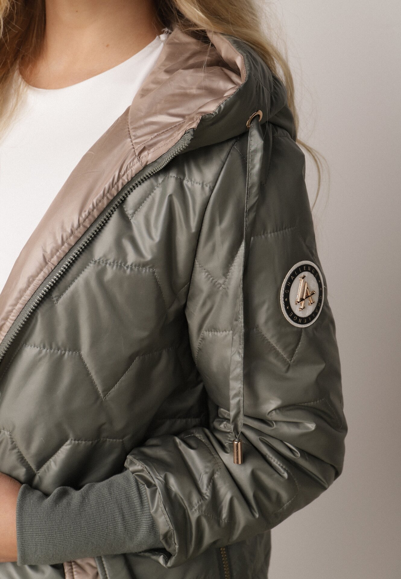 Zielona Pikowana Kurtka Przejściowa z Kapturem i Bocznymi Suwakami Mado