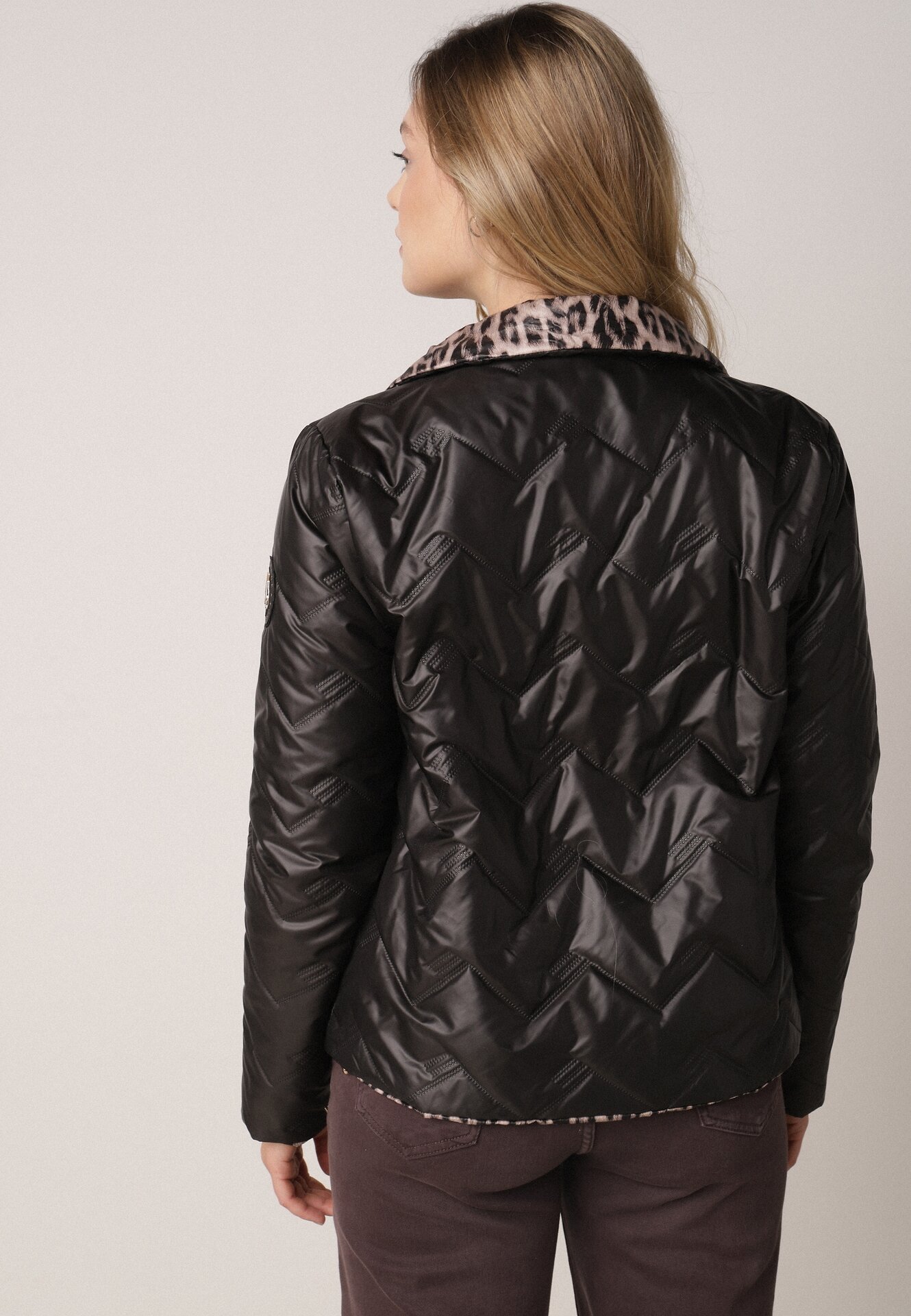 Czarna Dwustronna Kurtka Pikowana Ozdobiona Naszywką i Panterką Nemopis