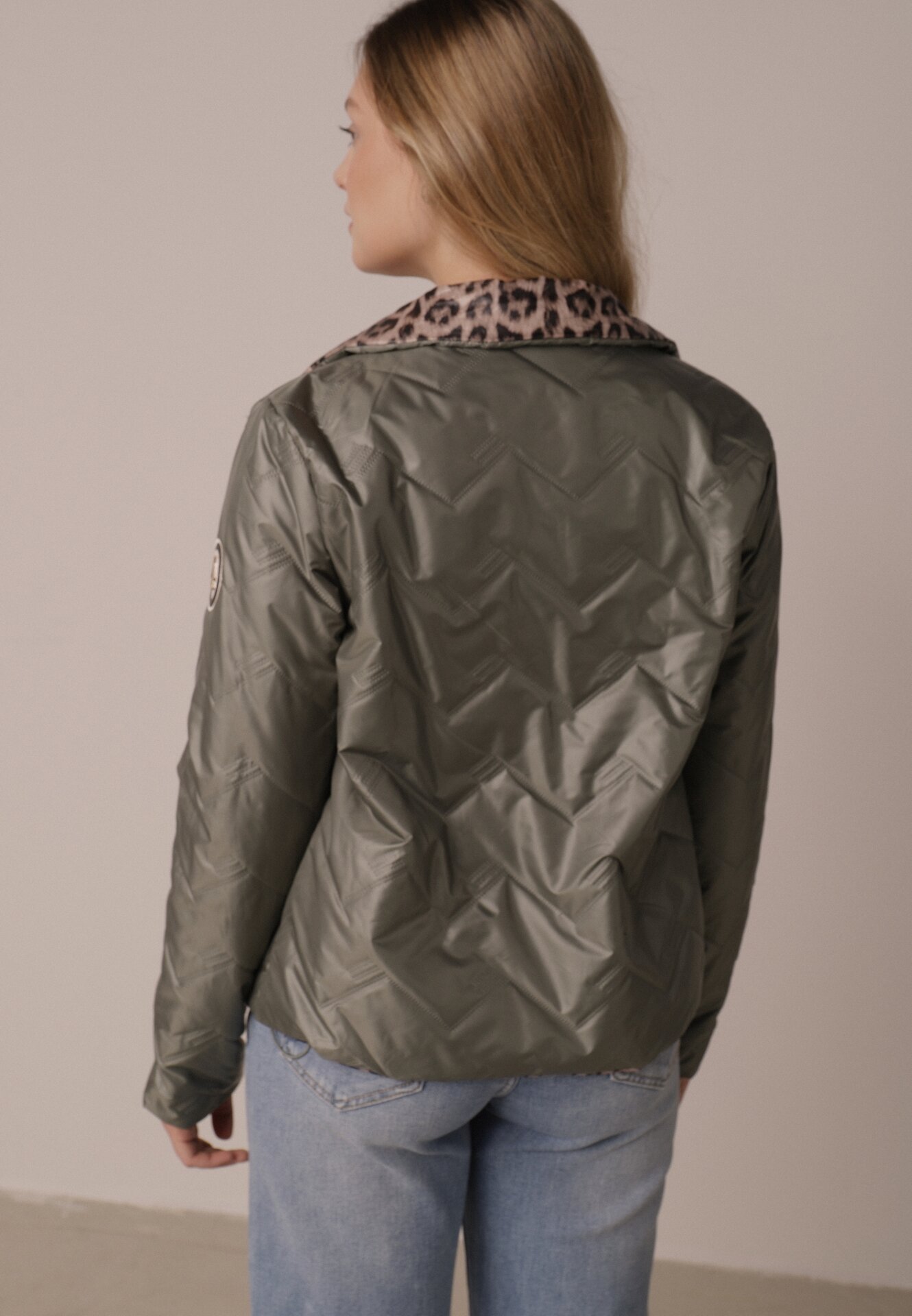 Zielona Dwustronna Kurtka Pikowana Ozdobiona Naszywką i Panterką Nemopis