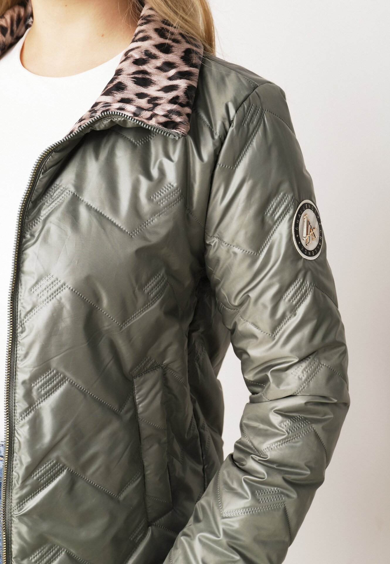 Zielona Dwustronna Kurtka Pikowana Ozdobiona Naszywką i Panterką Nemopis