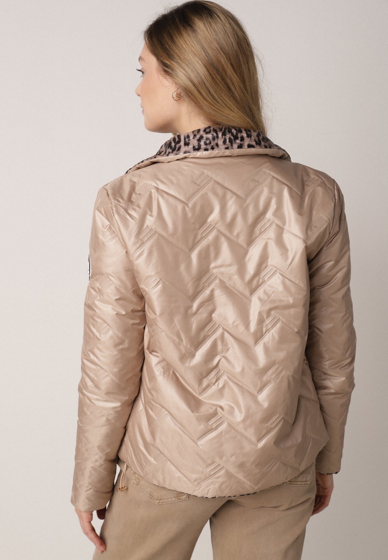 Ciemnobeżowa Dwustronna Kurtka Pikowana Ozdobiona Naszywką i Panterką Nemopis