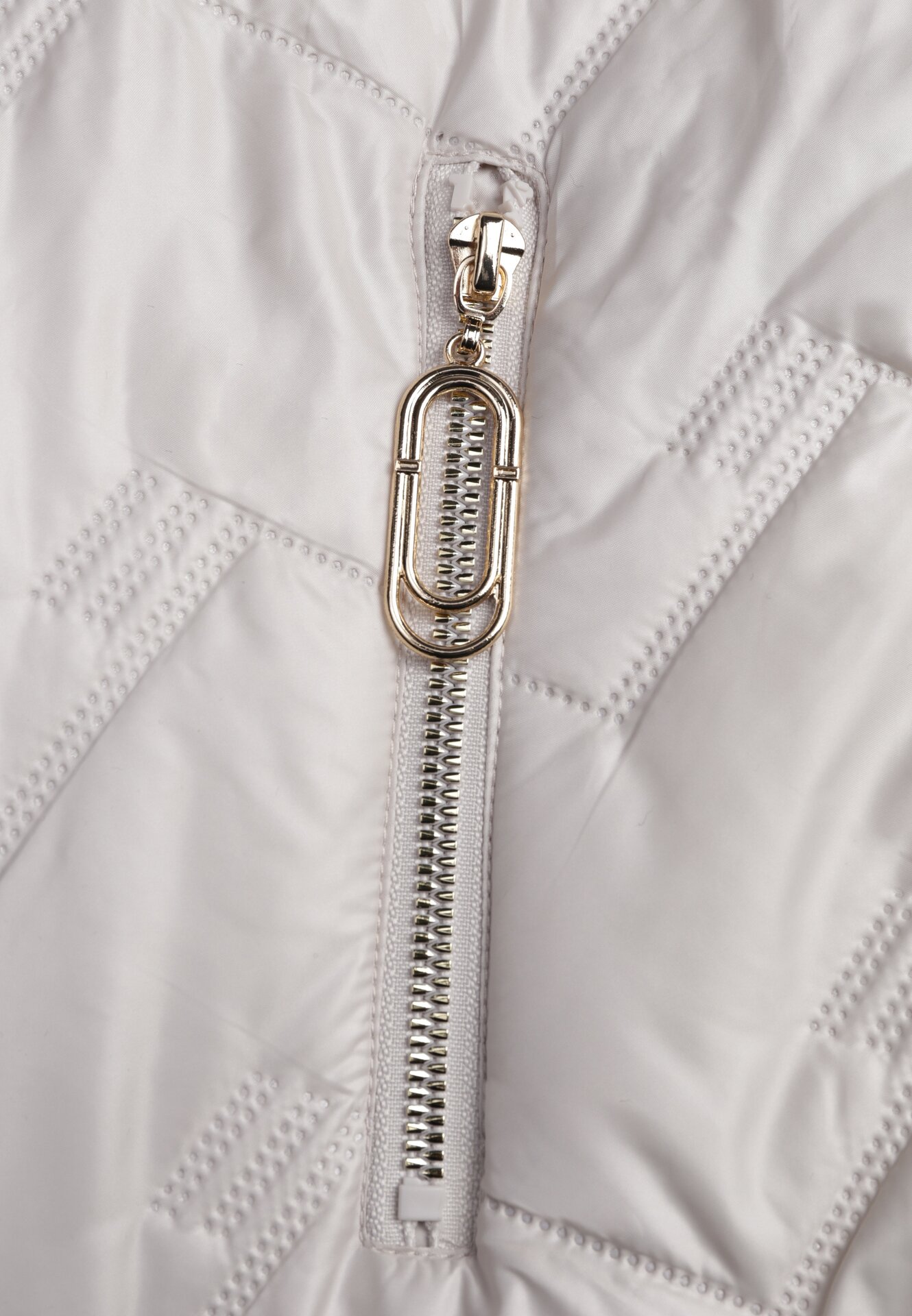 Jasnoszara Przejściowa Kamizelka Pikowana o Długim Kroju z Kapturem i Naszywką Harmaste