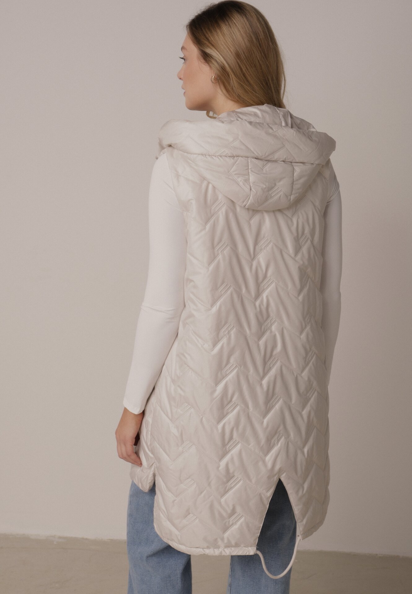 Jasnoszara Przejściowa Kamizelka Pikowana o Długim Kroju z Kapturem i Naszywką Harmaste