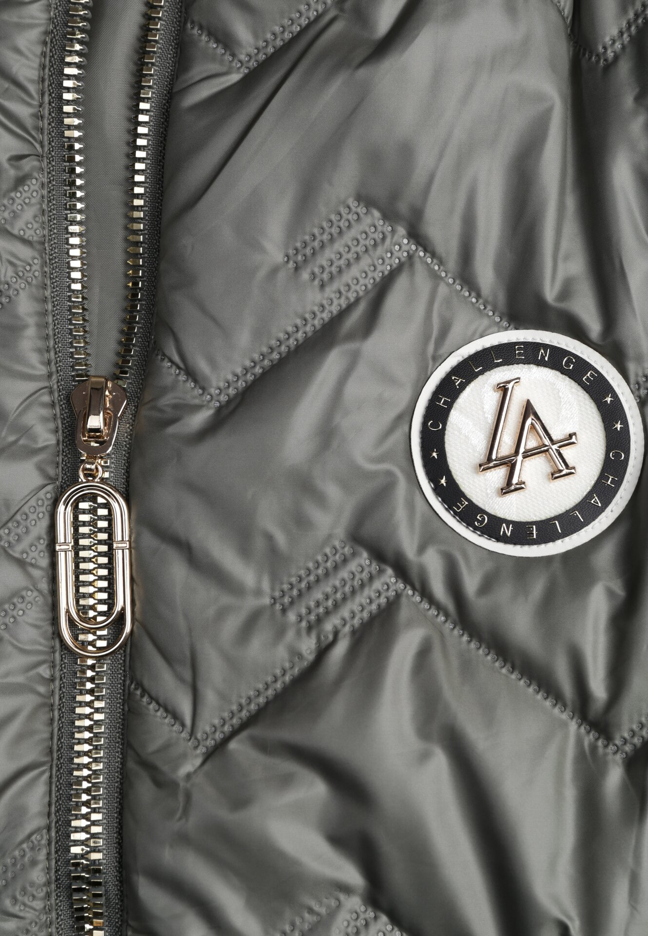 Zielona Przejściowa Kamizelka Pikowana o Długim Kroju z Kapturem i Naszywką Harmaste