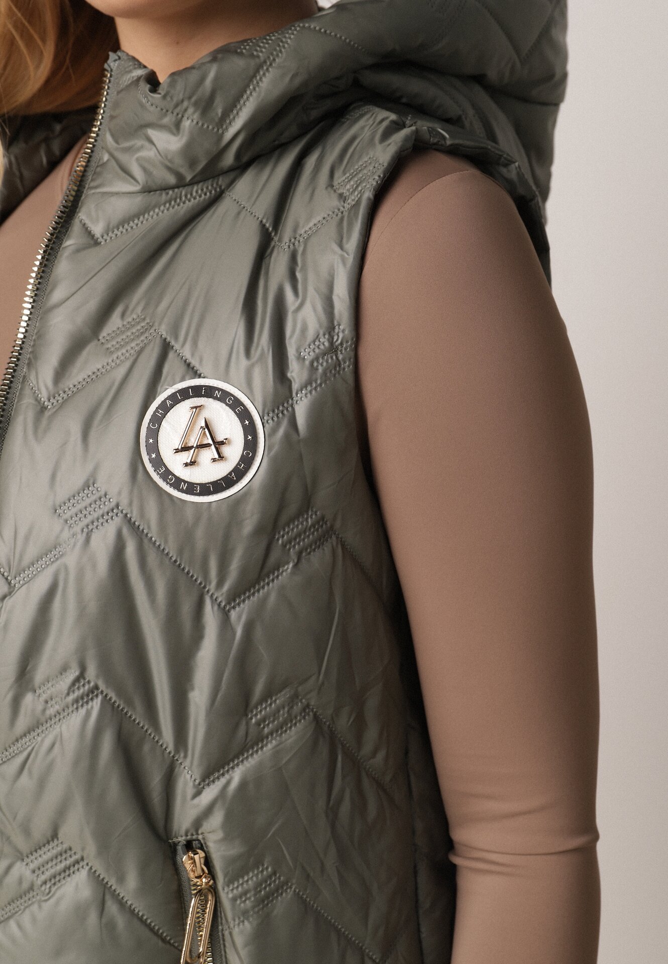 Zielona Przejściowa Kamizelka Pikowana o Długim Kroju z Kapturem i Naszywką Harmaste