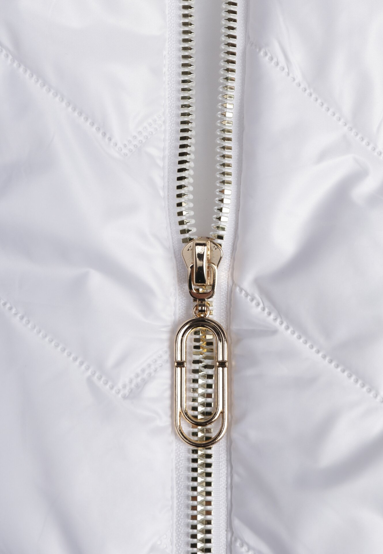 Biała Przejściowa Kamizelka Pikowana o Długim Kroju z Kapturem i Naszywką Harmaste