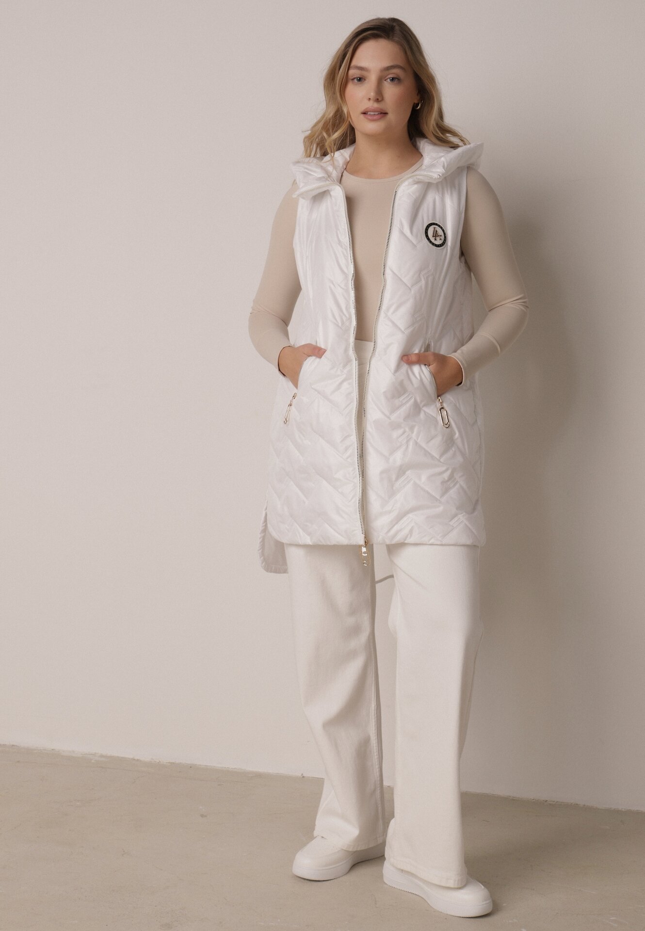 Biała Przejściowa Kamizelka Pikowana o Długim Kroju z Kapturem i Naszywką Harmaste