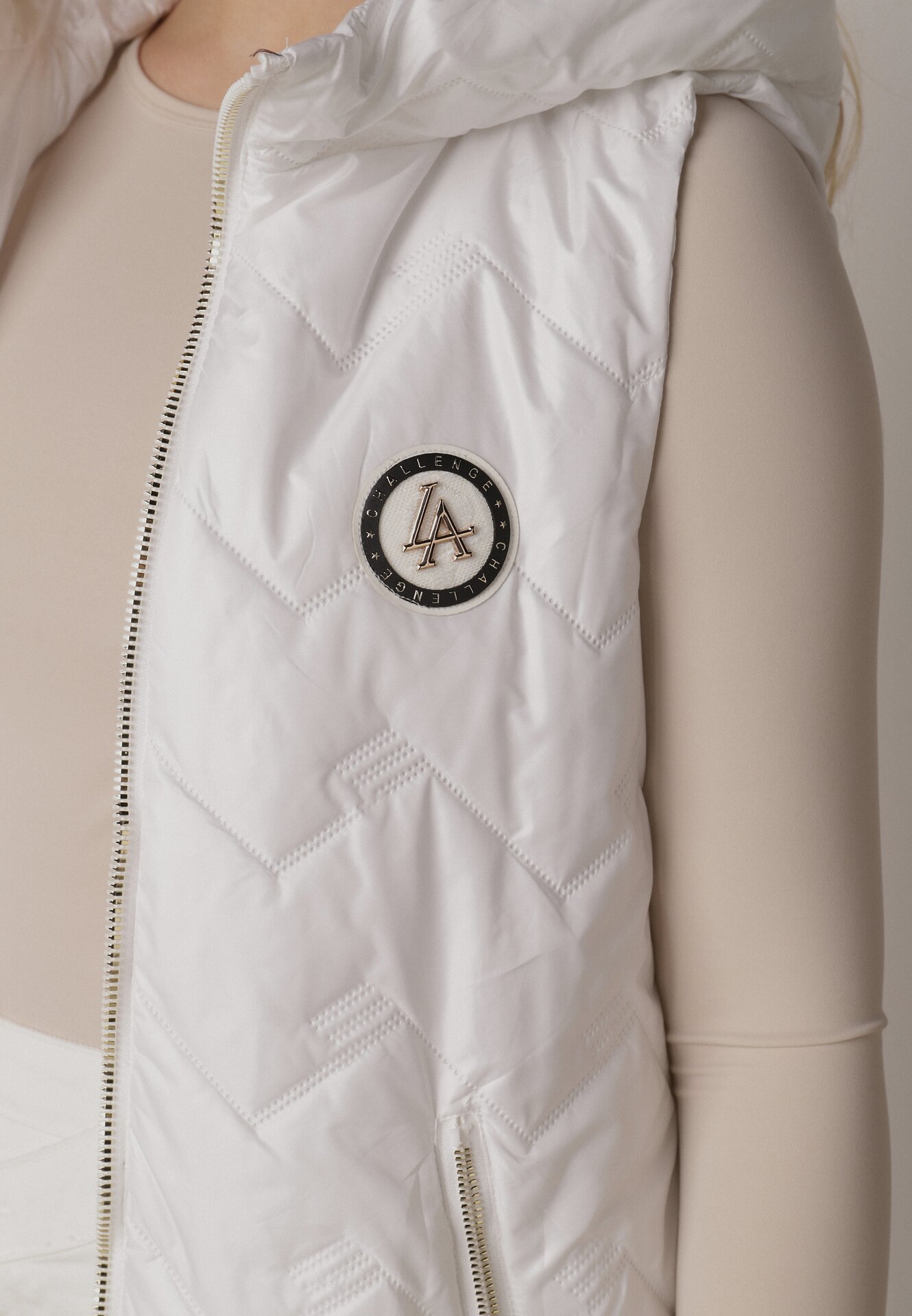 Biała Przejściowa Kamizelka Pikowana o Długim Kroju z Kapturem i Naszywką Harmaste