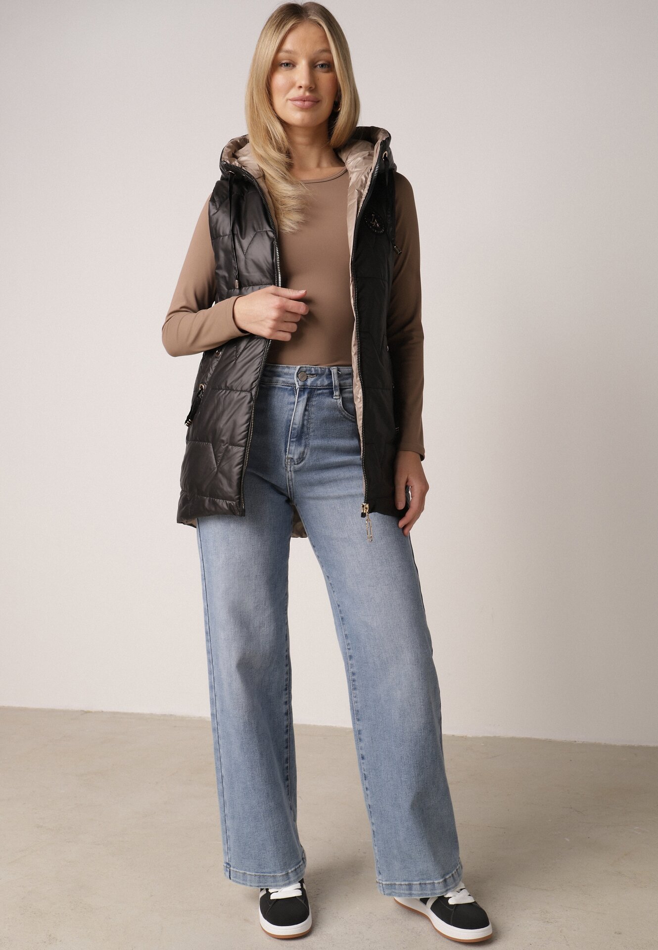 Czarna Pikowana Kamizelka o Długim Kroju z Nieodpinanym Kapturem i Aplikacją Koretes