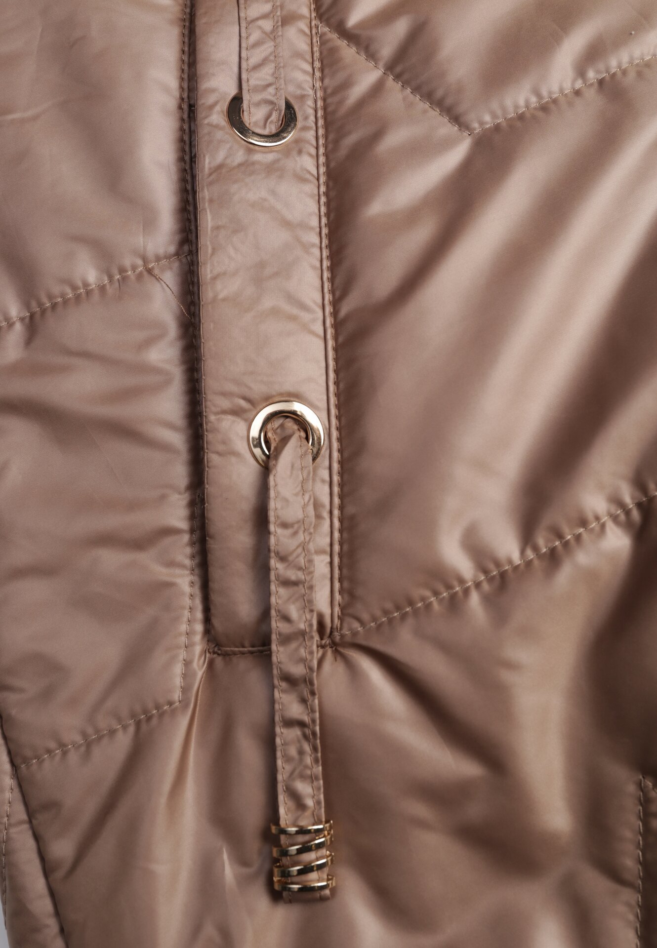 Szampańska Pikowana Kamizelka o Długim Kroju z Nieodpinanym Kapturem i Aplikacją Koretes