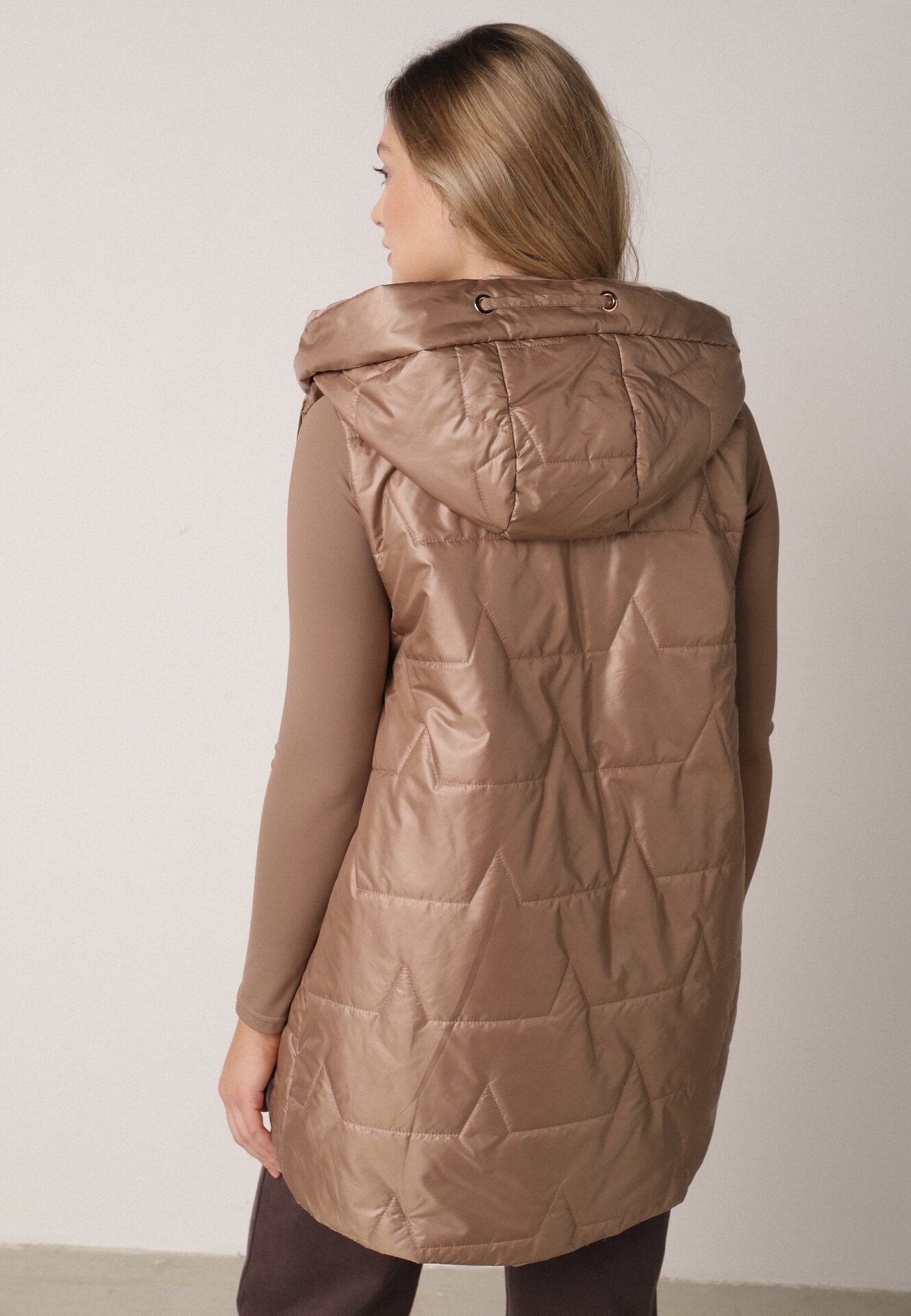 Szampańska Pikowana Kamizelka o Długim Kroju z Nieodpinanym Kapturem i Aplikacją Koretes