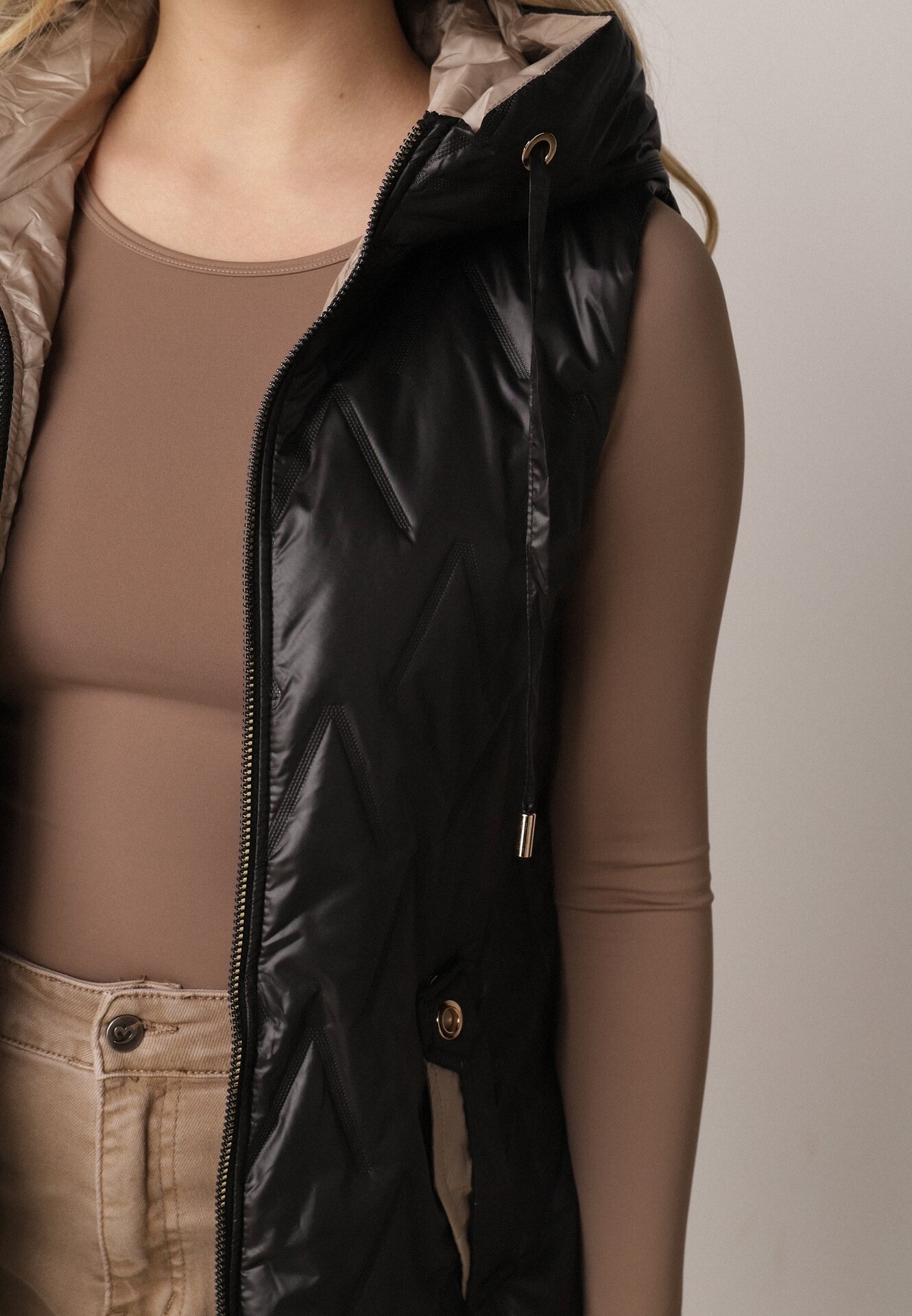 Czarna Pikowana Kamizelka o Długim Kroju z Nieodpinanym Kapturem w Romby Dephice