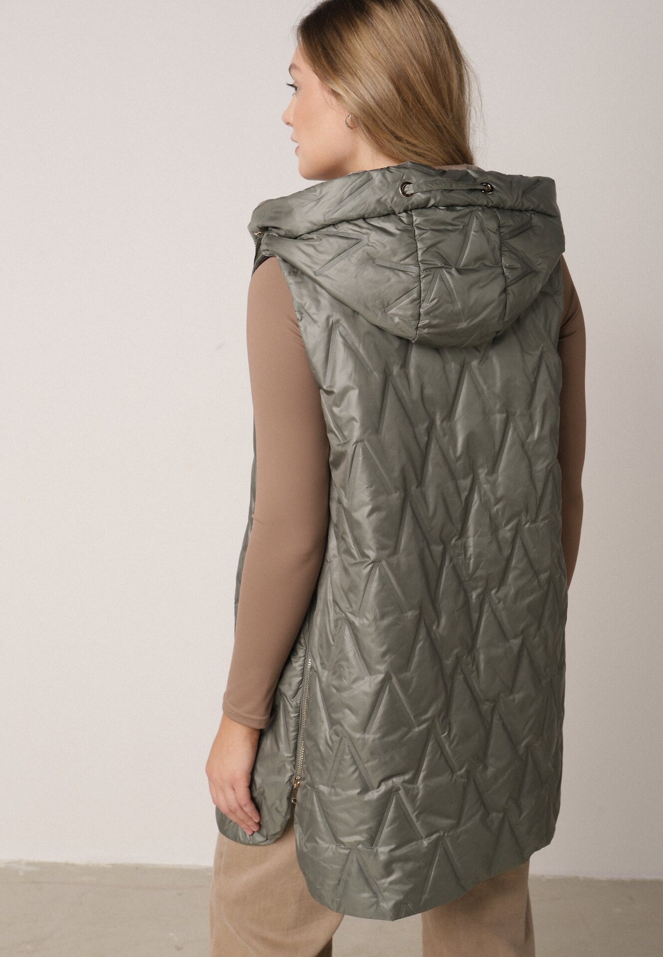 Zielona Pikowana Kamizelka o Długim Kroju z Nieodpinanym Kapturem w Romby Dephice