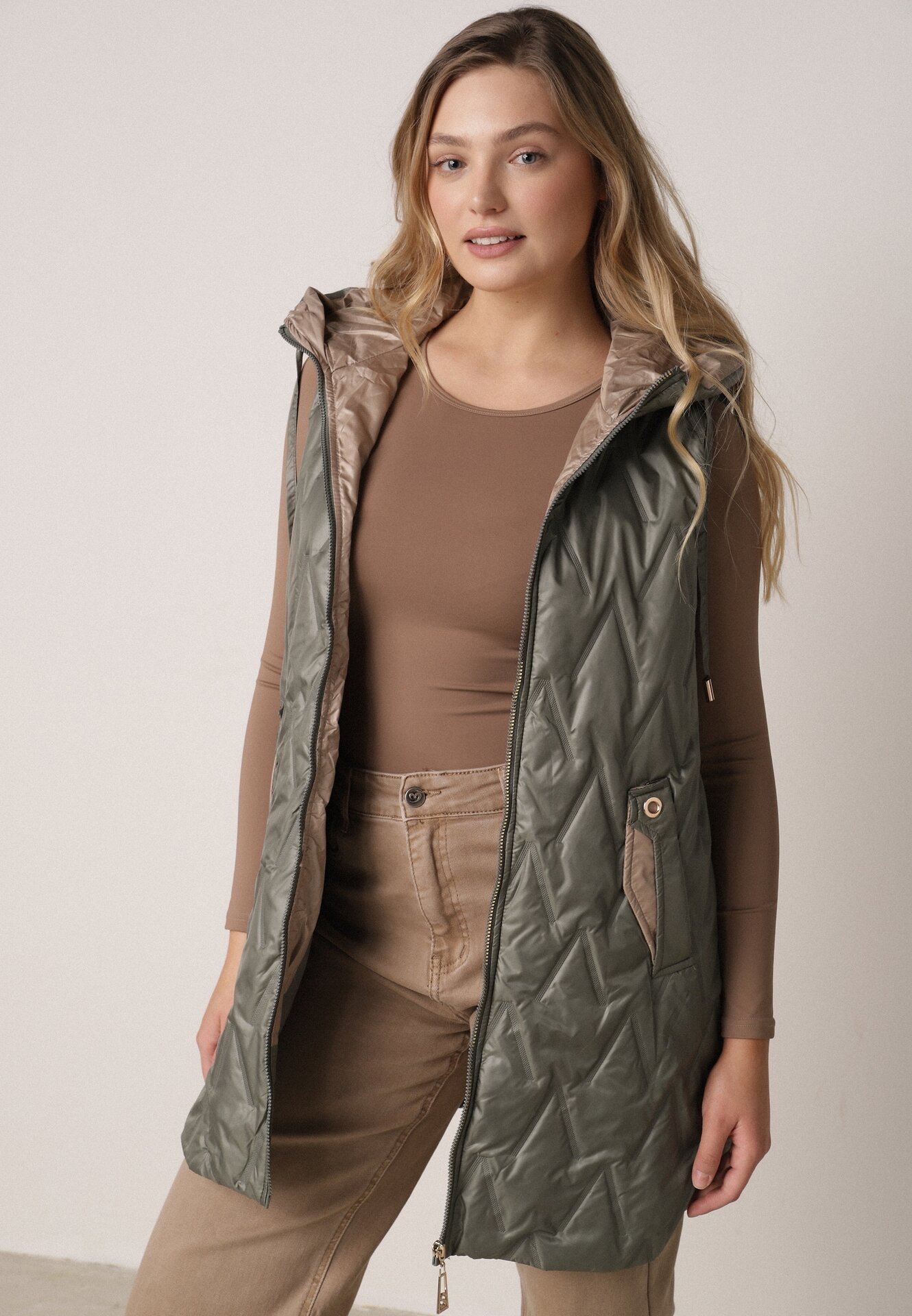 Zielona Pikowana Kamizelka o Długim Kroju z Nieodpinanym Kapturem w Romby Dephice