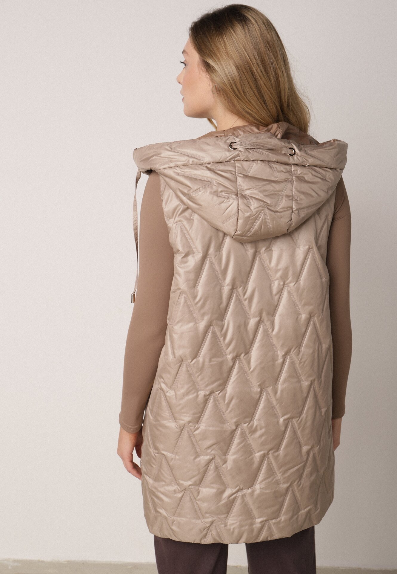 Brązowa Pikowana Kamizelka o Długim Kroju z Nieodpinanym Kapturem w Romby Dephice