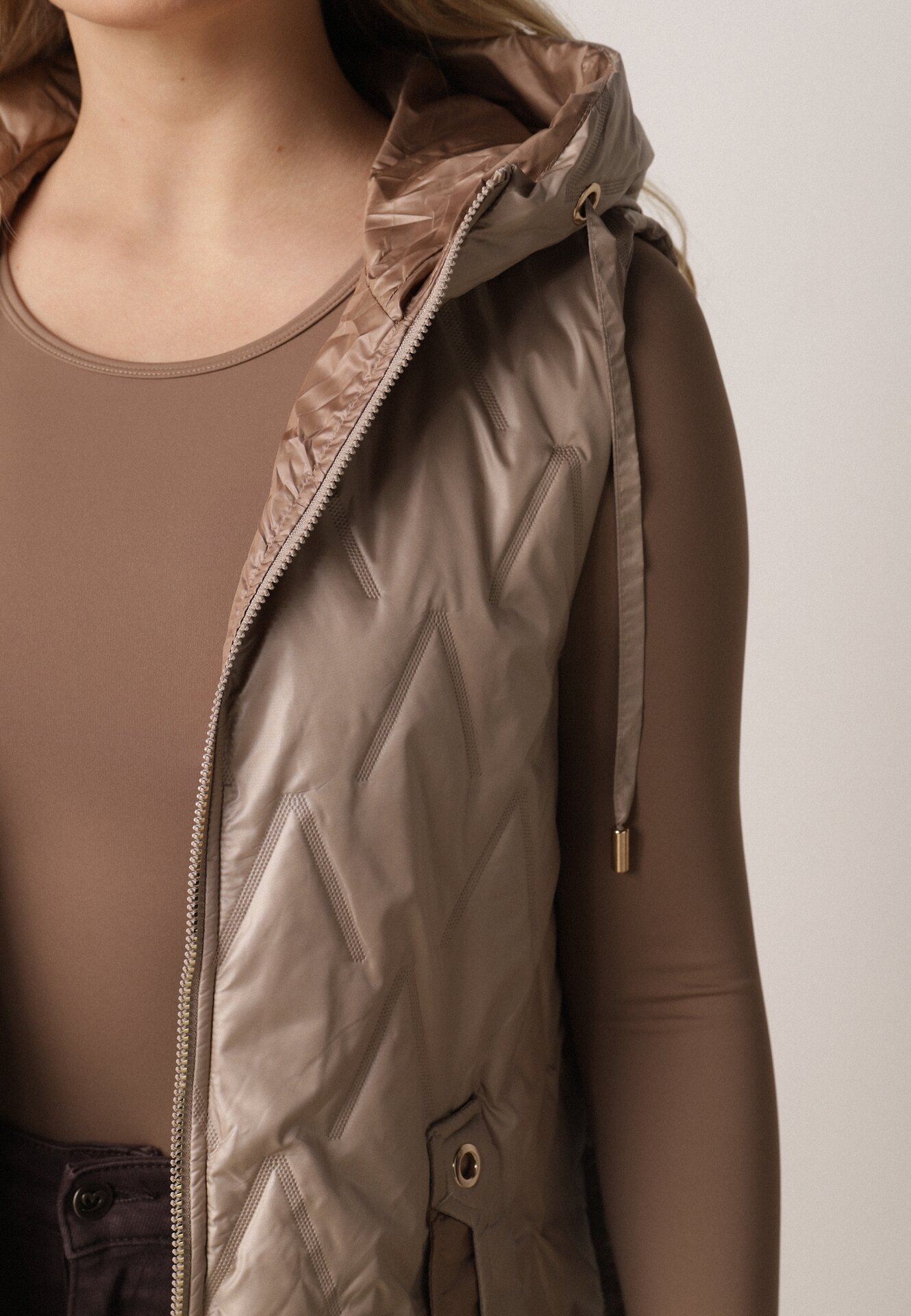 Brązowa Pikowana Kamizelka o Długim Kroju z Nieodpinanym Kapturem w Romby Dephice