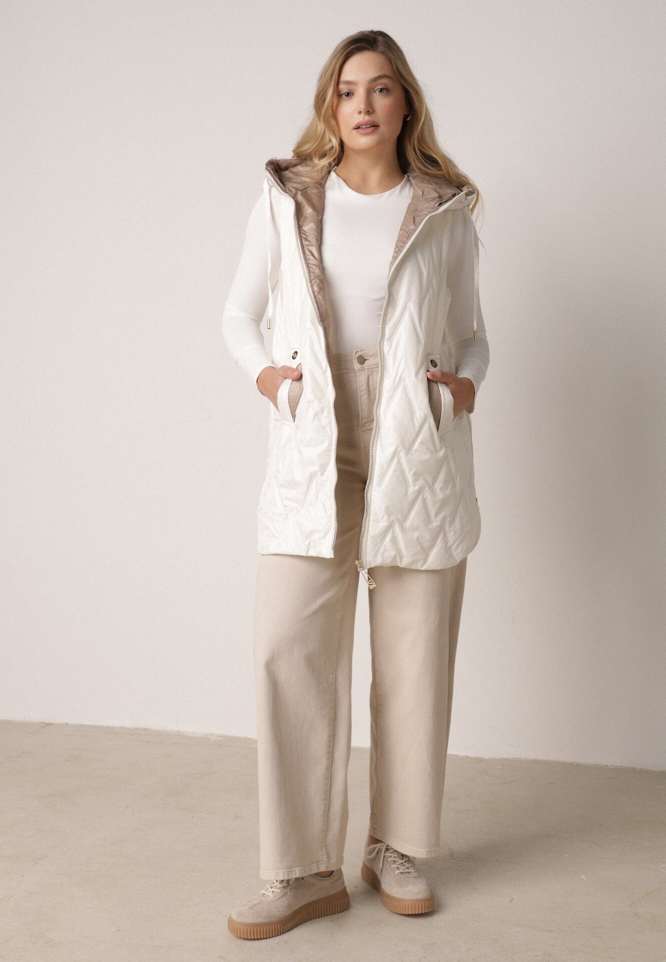 Biała Pikowana Kamizelka o Długim Kroju z Nieodpinanym Kapturem w Romby Dephice