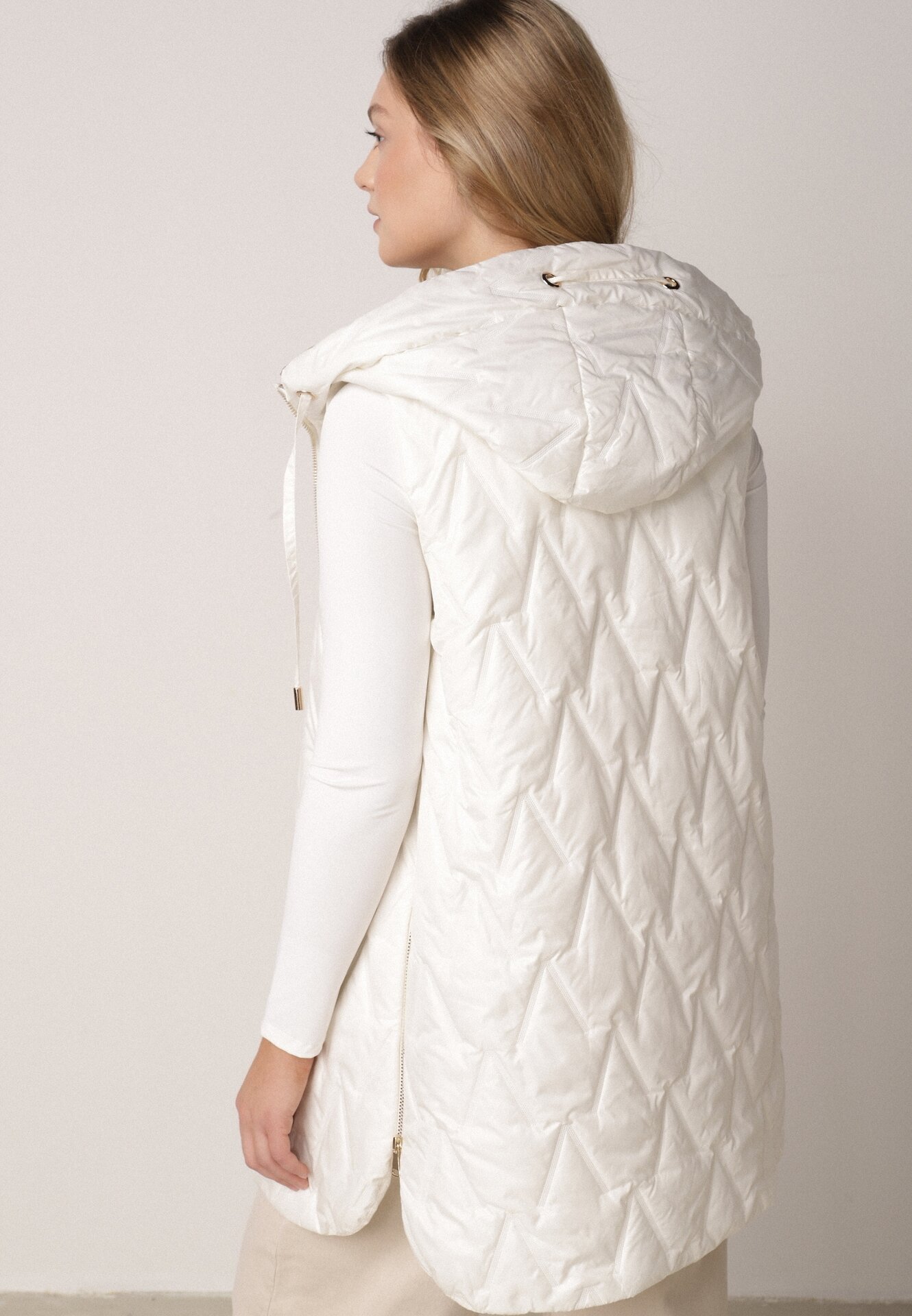 Biała Pikowana Kamizelka o Długim Kroju z Nieodpinanym Kapturem w Romby Dephice