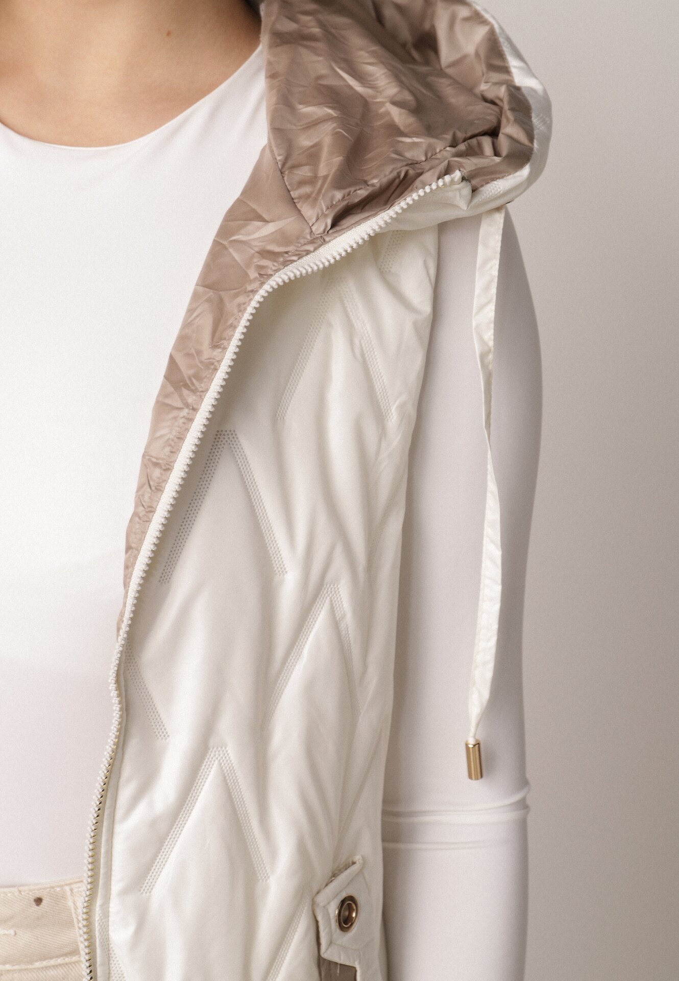 Biała Pikowana Kamizelka o Długim Kroju z Nieodpinanym Kapturem w Romby Dephice