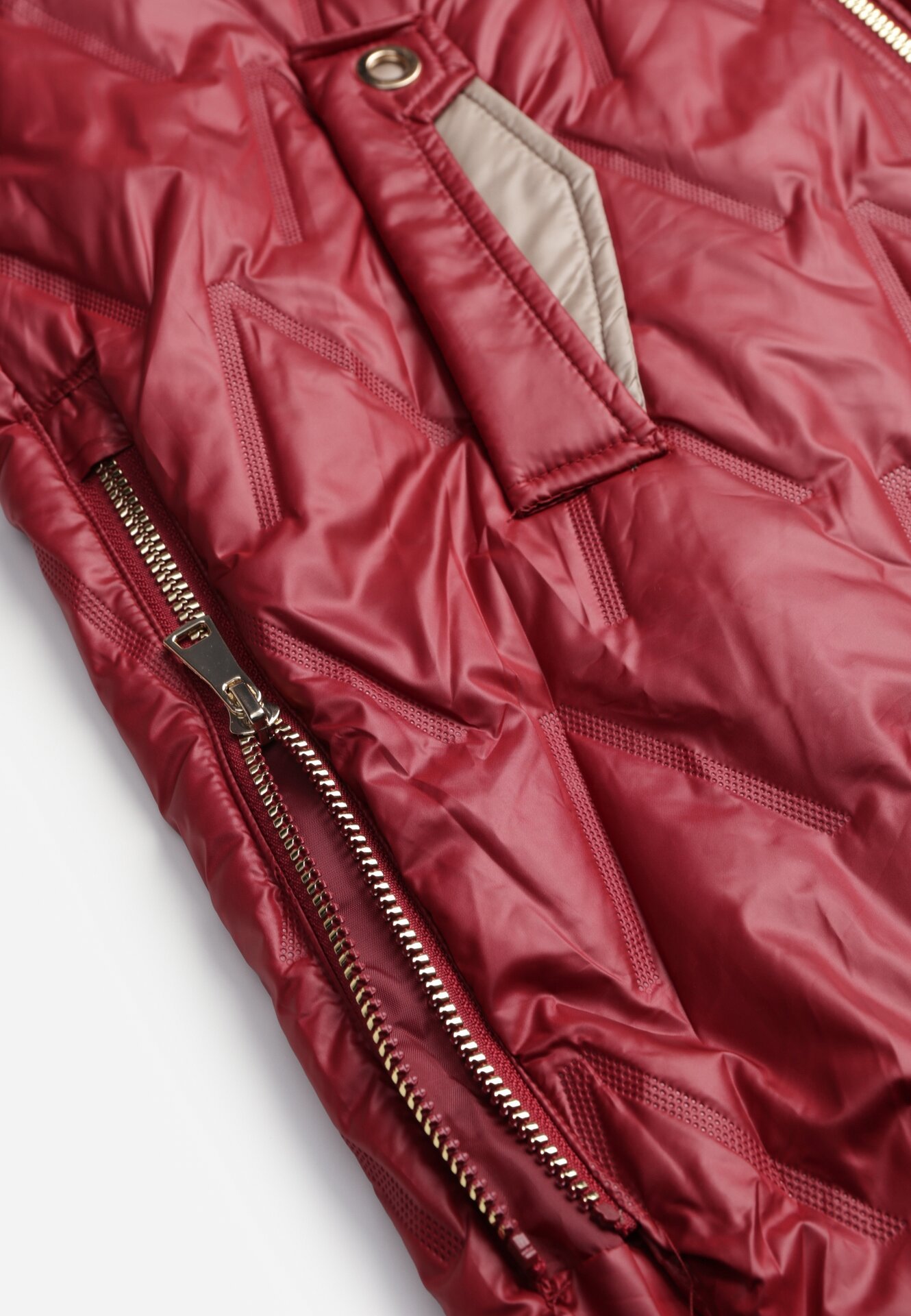 Czerwona Pikowana Kamizelka o Długim Kroju z Nieodpinanym Kapturem w Romby Dephice