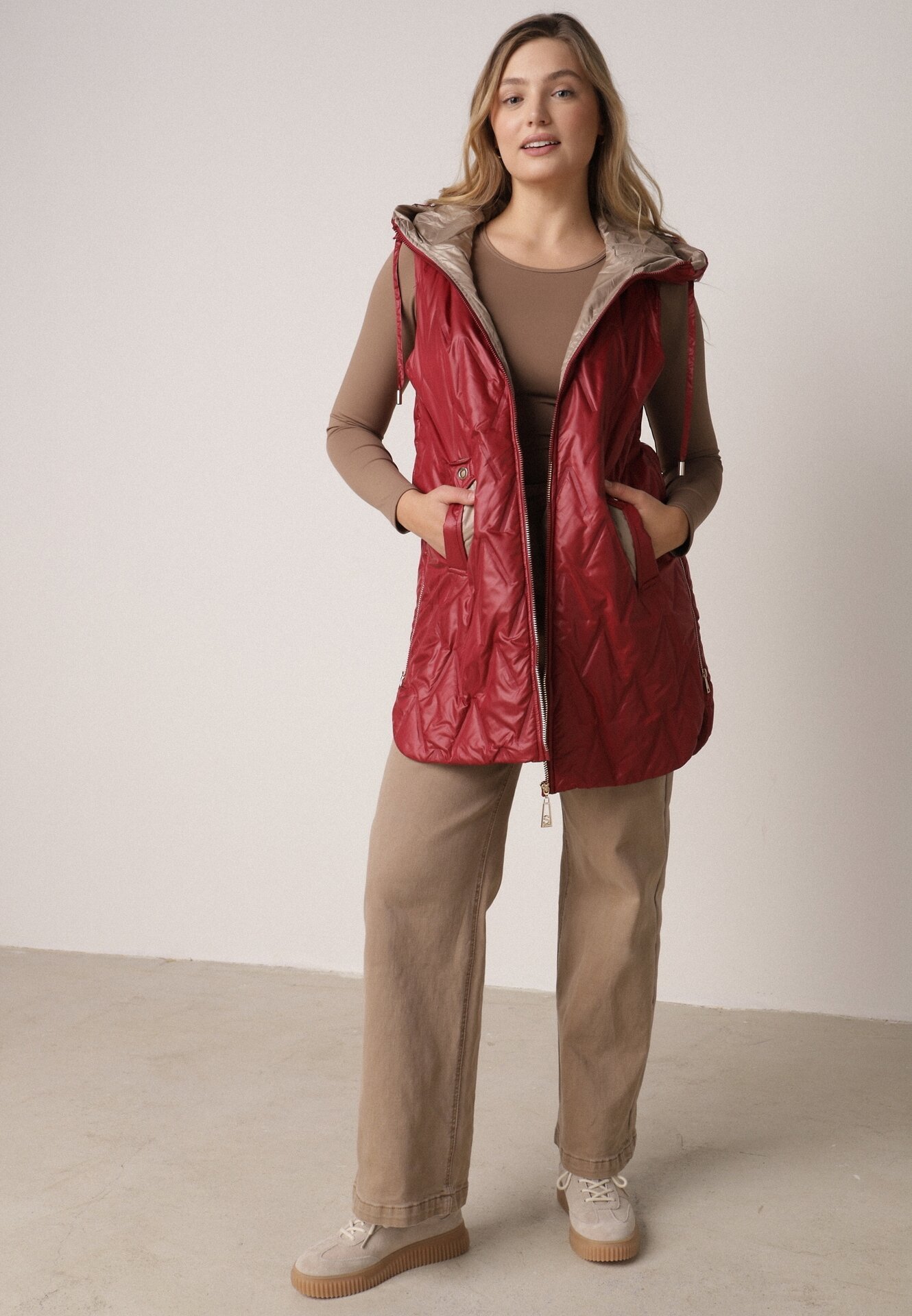 Czerwona Pikowana Kamizelka o Długim Kroju z Nieodpinanym Kapturem w Romby Dephice