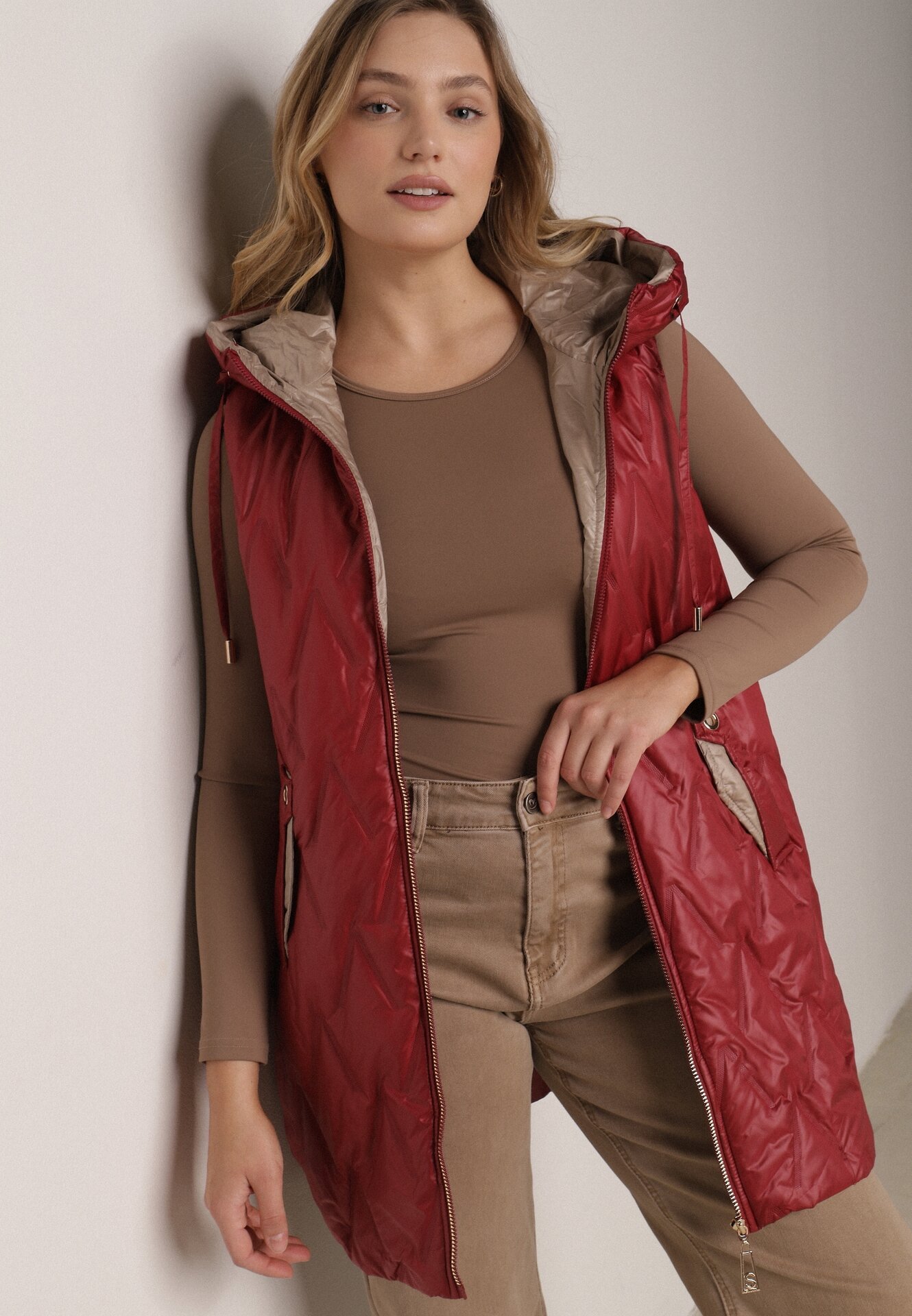 Czerwona Pikowana Kamizelka o Długim Kroju z Nieodpinanym Kapturem w Romby Dephice