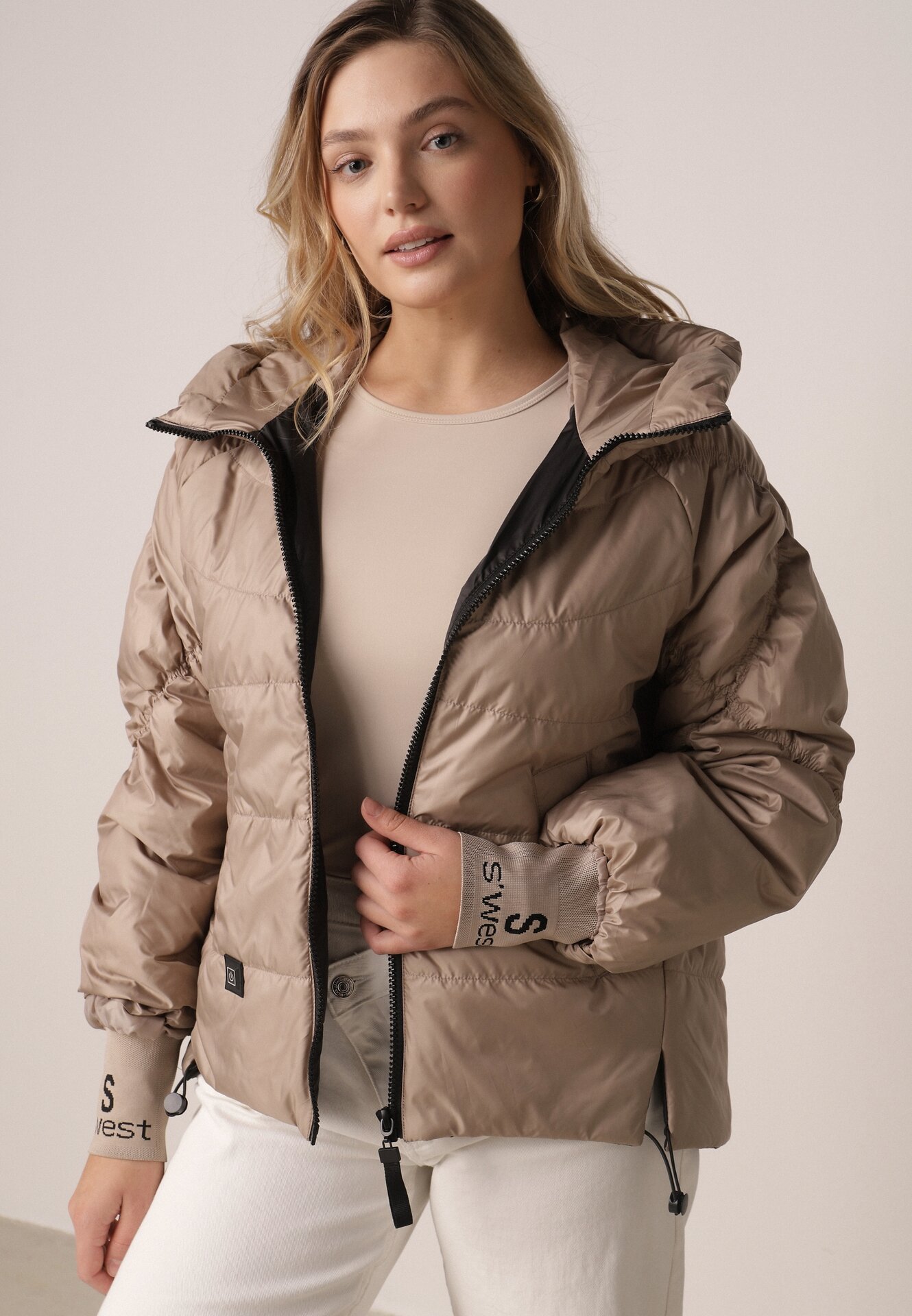 Ciemnobeżowa Przejściowa Kurtka Pikowana z Kapturem i Napisami na Rękawach Althone