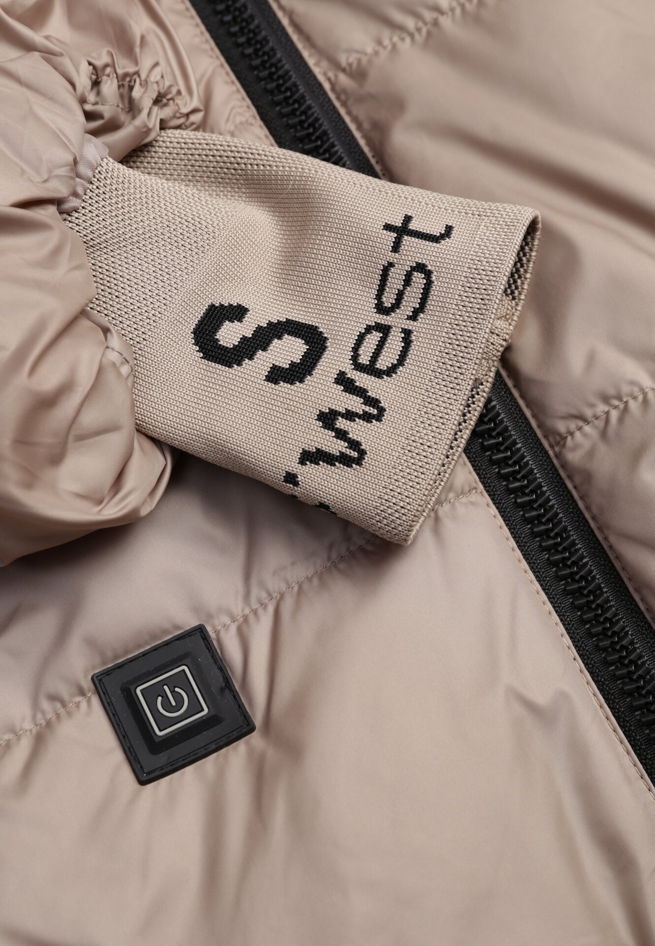 Ciemnobeżowa Przejściowa Kurtka Pikowana z Kapturem i Napisami na Rękawach Althone