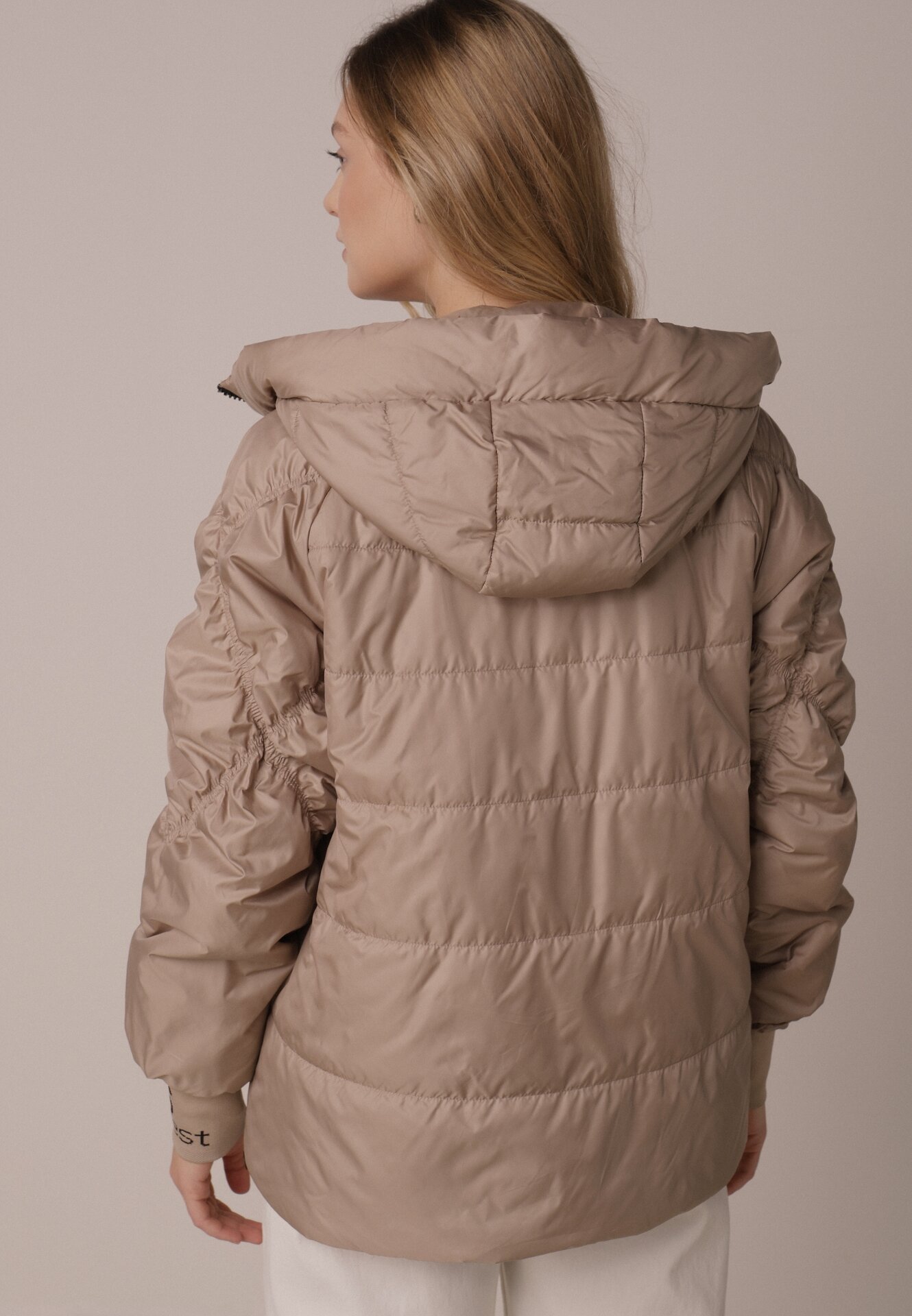 Ciemnobeżowa Przejściowa Kurtka Pikowana z Kapturem i Napisami na Rękawach Althone