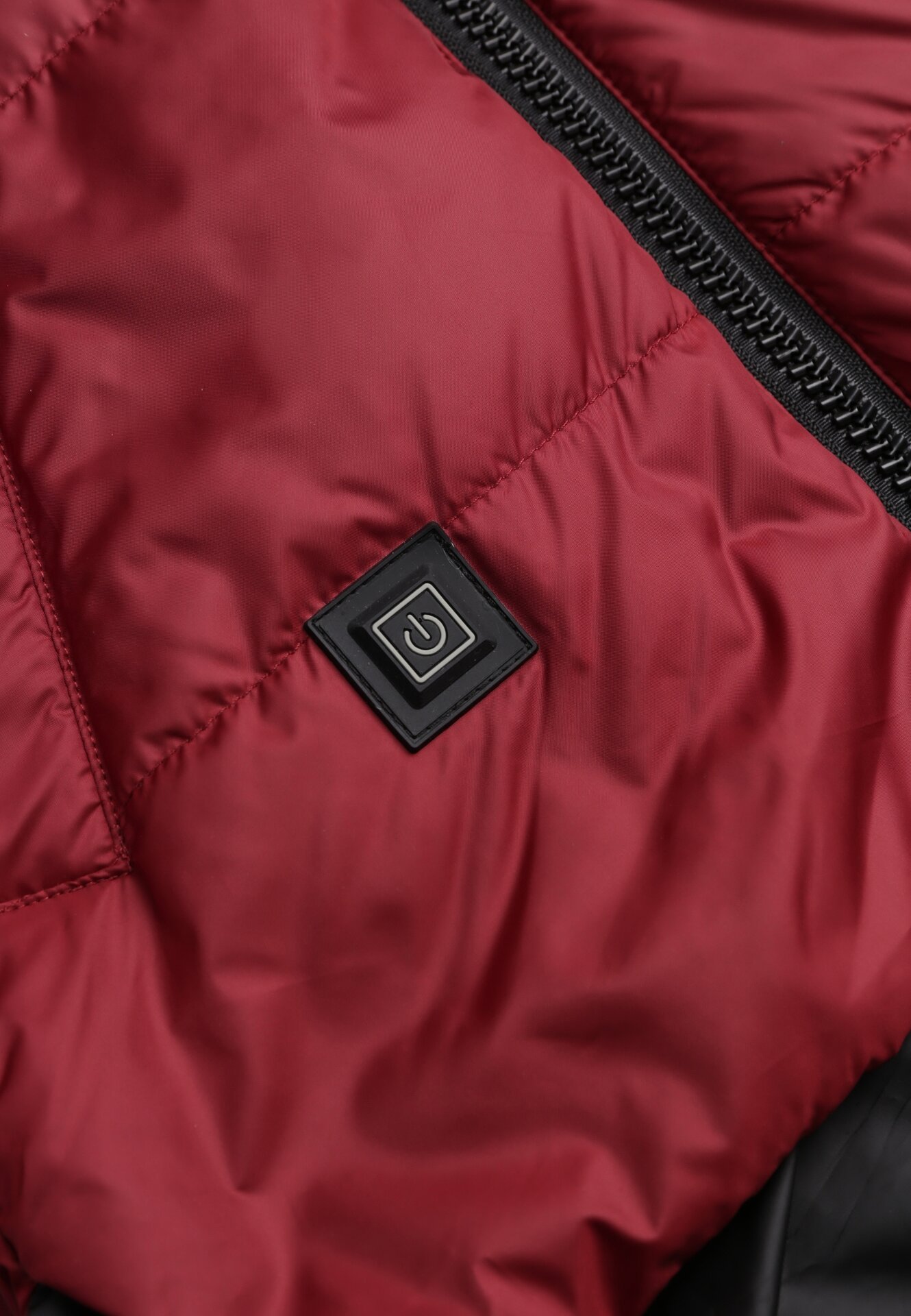 Czerwona Przejściowa Kurtka Pikowana z Kapturem i Napisami na Rękawach Althone