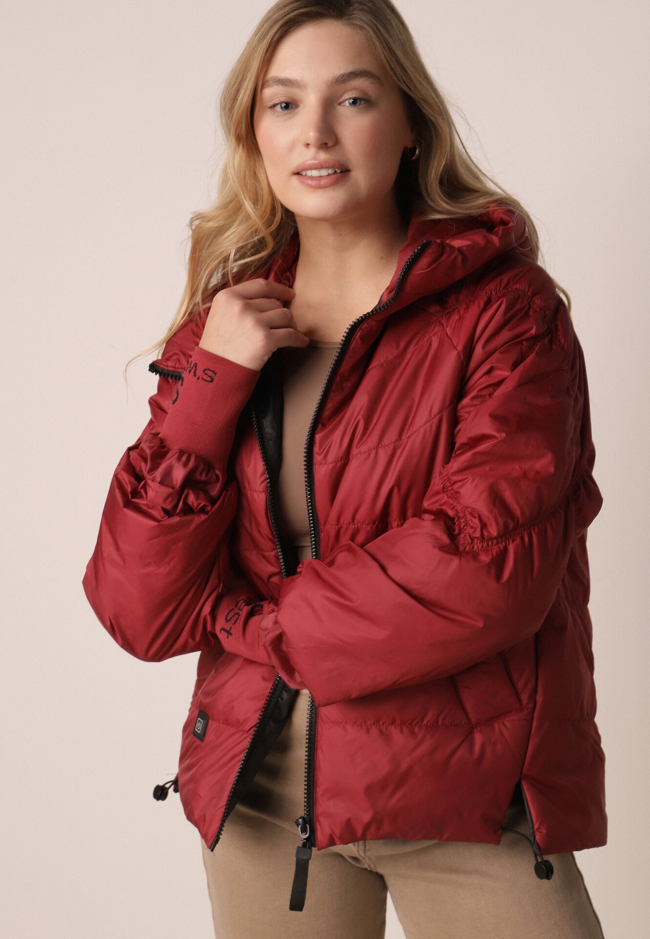 Czerwona Przejściowa Kurtka Pikowana z Kapturem i Napisami na Rękawach Althone