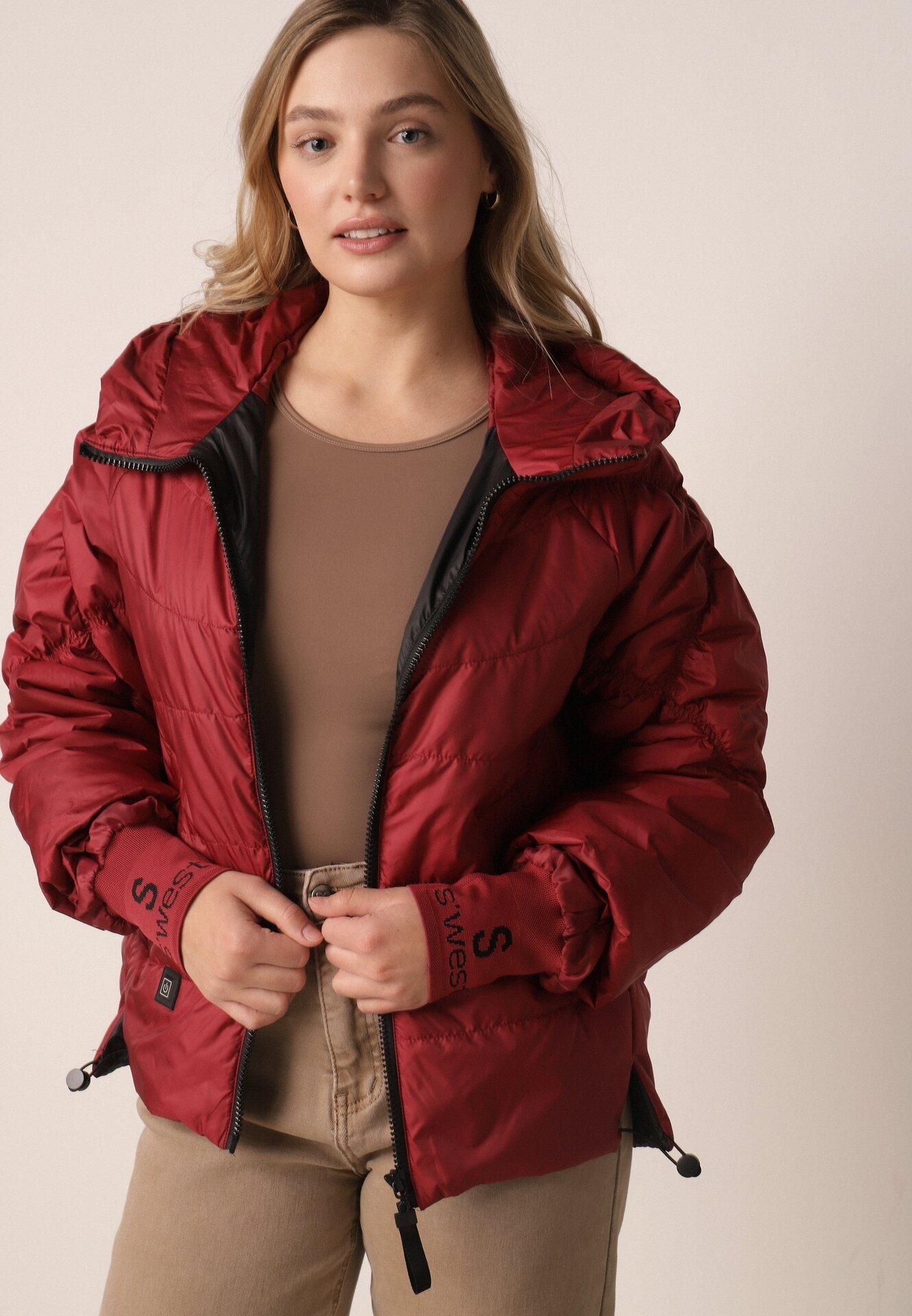 Czerwona Przejściowa Kurtka Pikowana z Kapturem i Napisami na Rękawach Althone