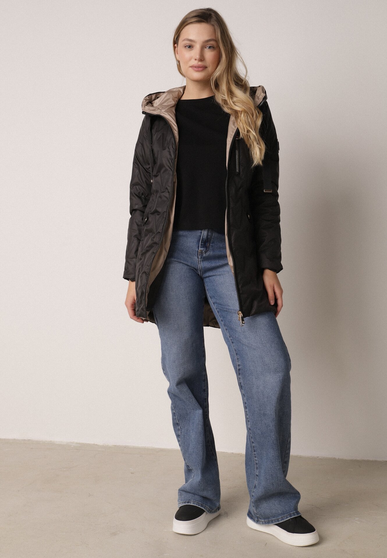 Czarna Pikowana Kurtka Przejściowa Parka z Kapturem o Długim Kroju z Ozdobą Isaline