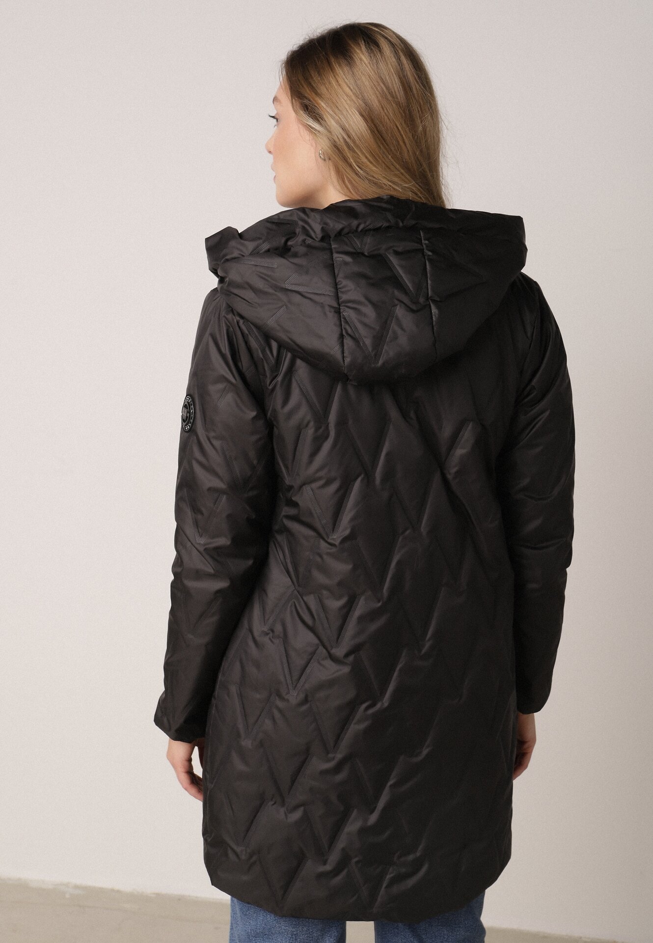 Czarna Pikowana Kurtka Przejściowa Parka z Kapturem o Długim Kroju z Ozdobą Isaline