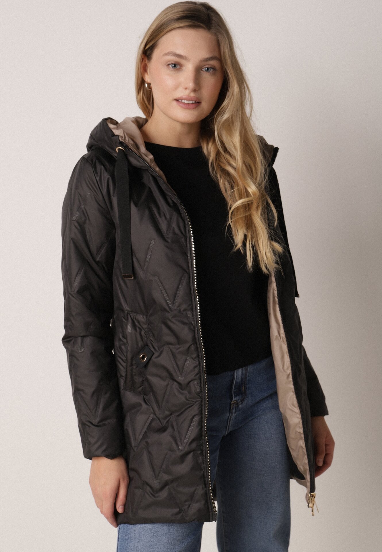 Czarna Pikowana Kurtka Przejściowa Parka z Kapturem o Długim Kroju z Ozdobą Isaline