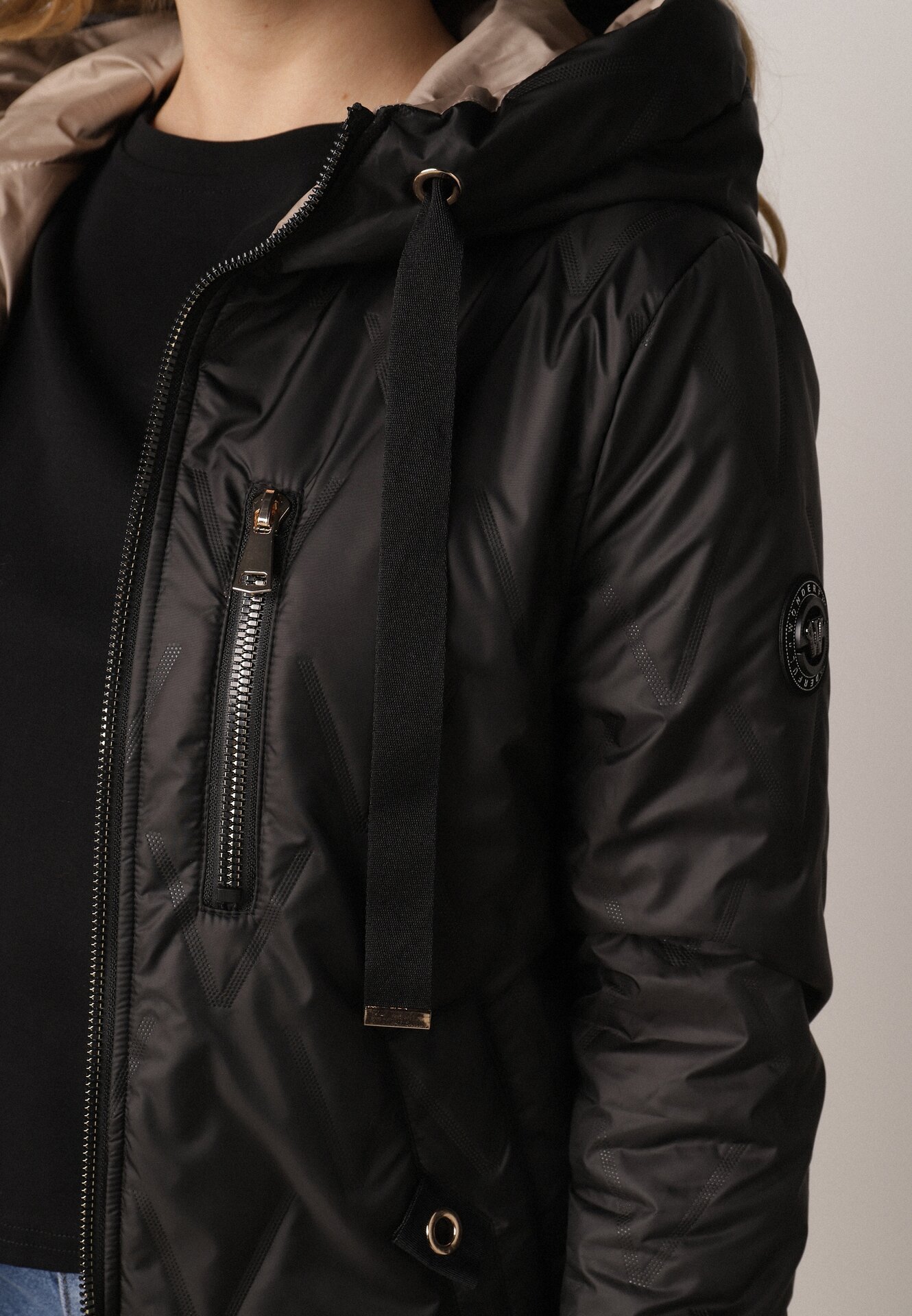 Czarna Pikowana Kurtka Przejściowa Parka z Kapturem o Długim Kroju z Ozdobą Isaline