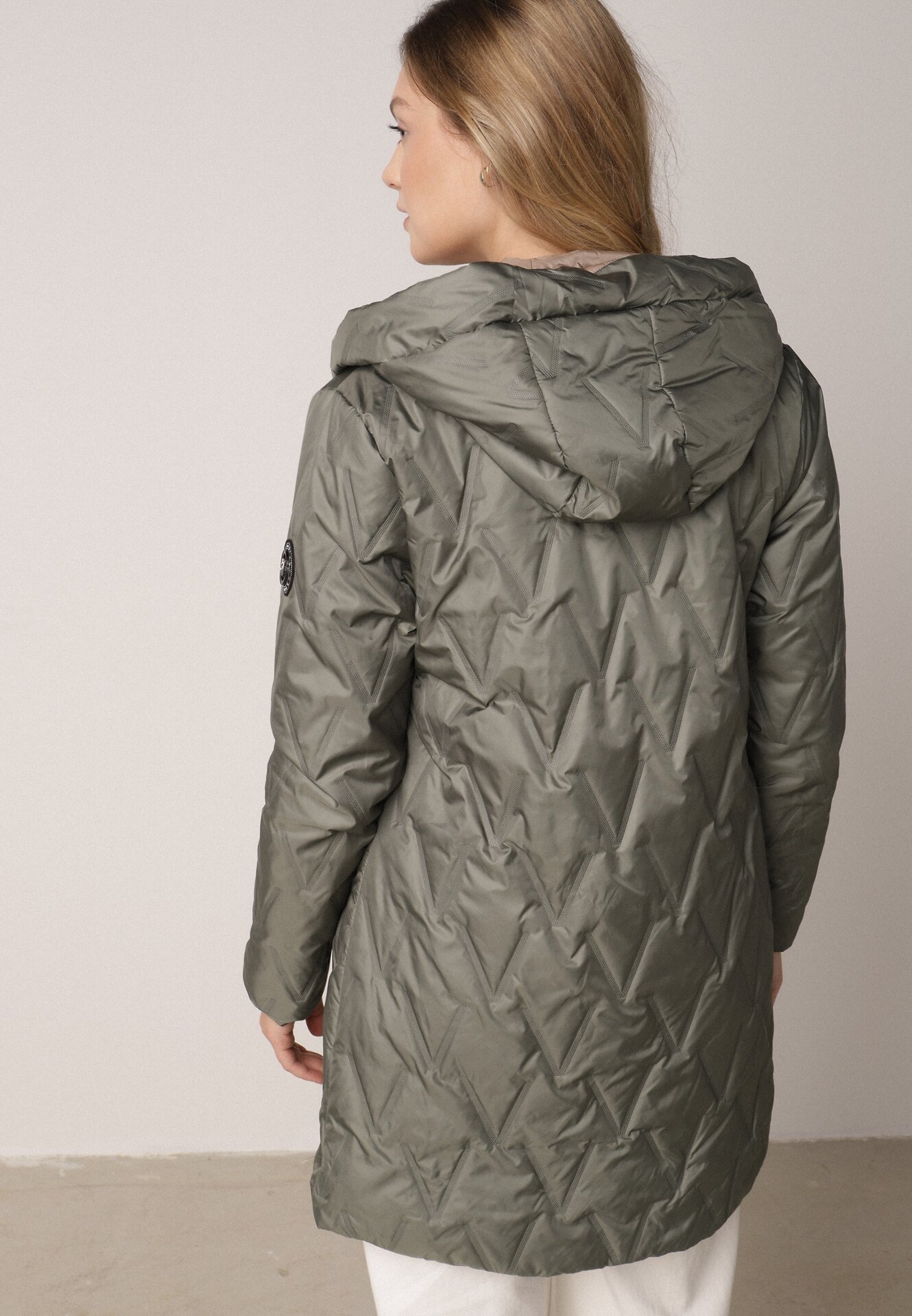 Zielona Pikowana Kurtka Przejściowa Parka z Kapturem o Długim Kroju z Ozdobą Isaline