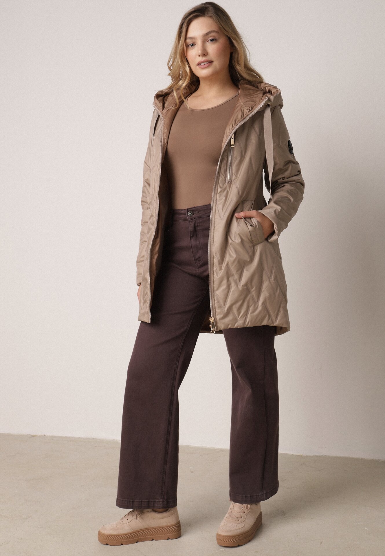 Brązowa Pikowana Kurtka Przejściowa Parka z Kapturem o Długim Kroju z Ozdobą Isaline