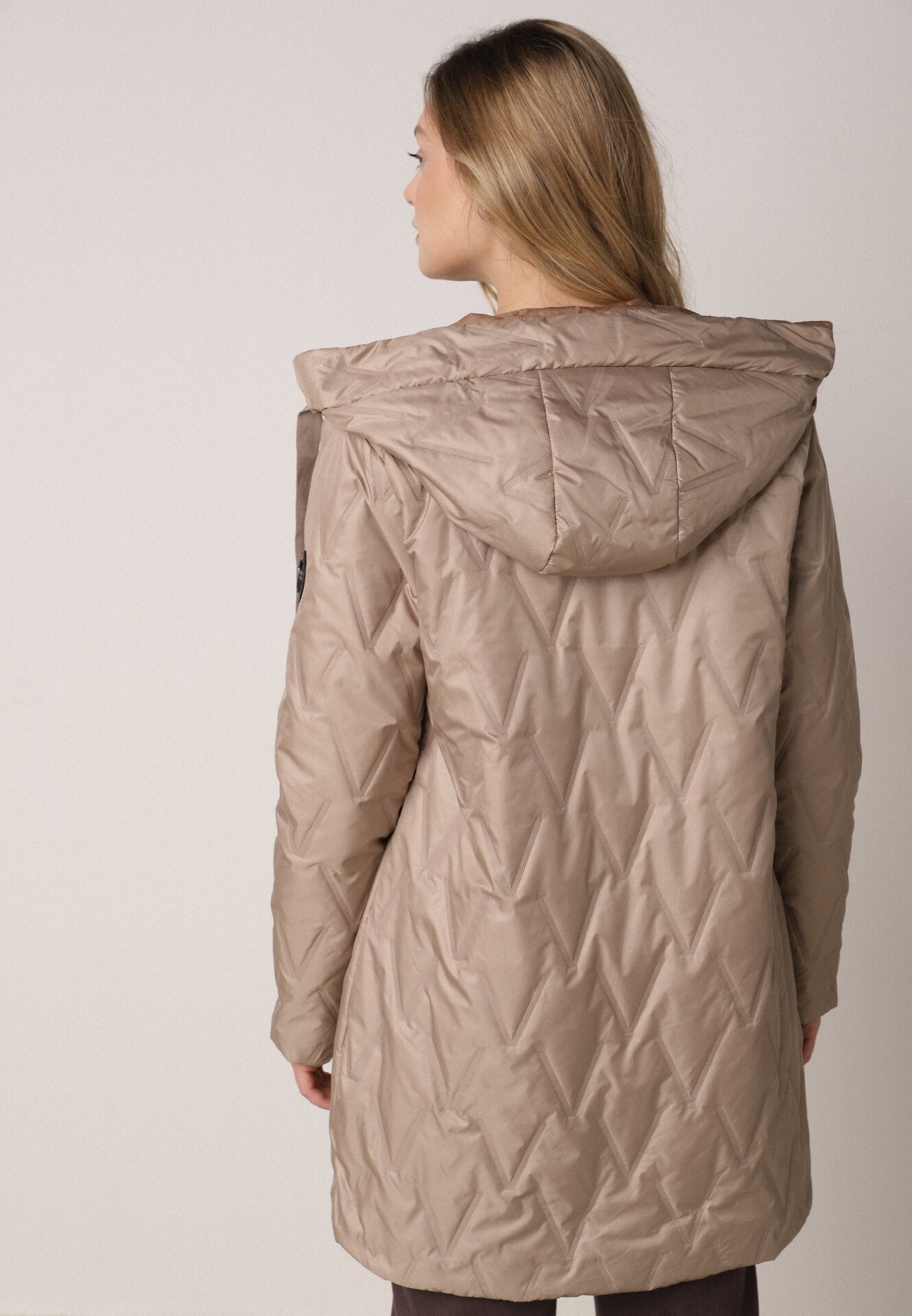 Brązowa Pikowana Kurtka Przejściowa Parka z Kapturem o Długim Kroju z Ozdobą Isaline