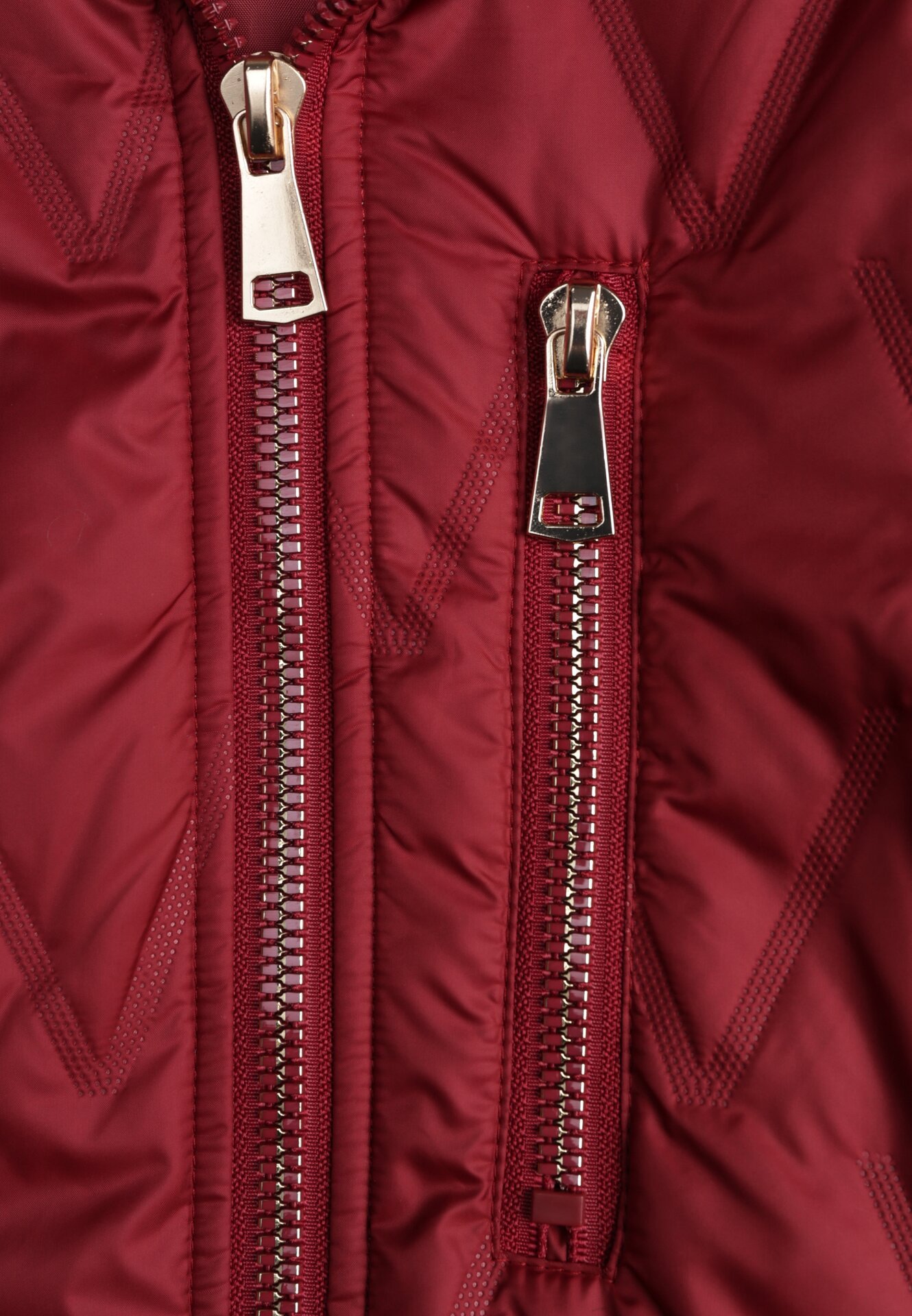 Czerwona Pikowana Kurtka Przejściowa Parka z Kapturem o Długim Kroju z Ozdobą Isaline