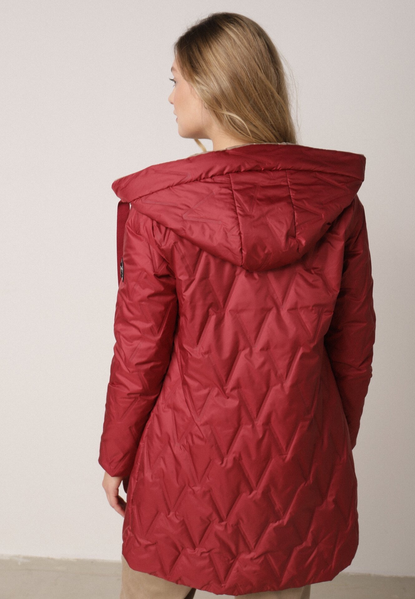 Czerwona Pikowana Kurtka Przejściowa Parka z Kapturem o Długim Kroju z Ozdobą Isaline