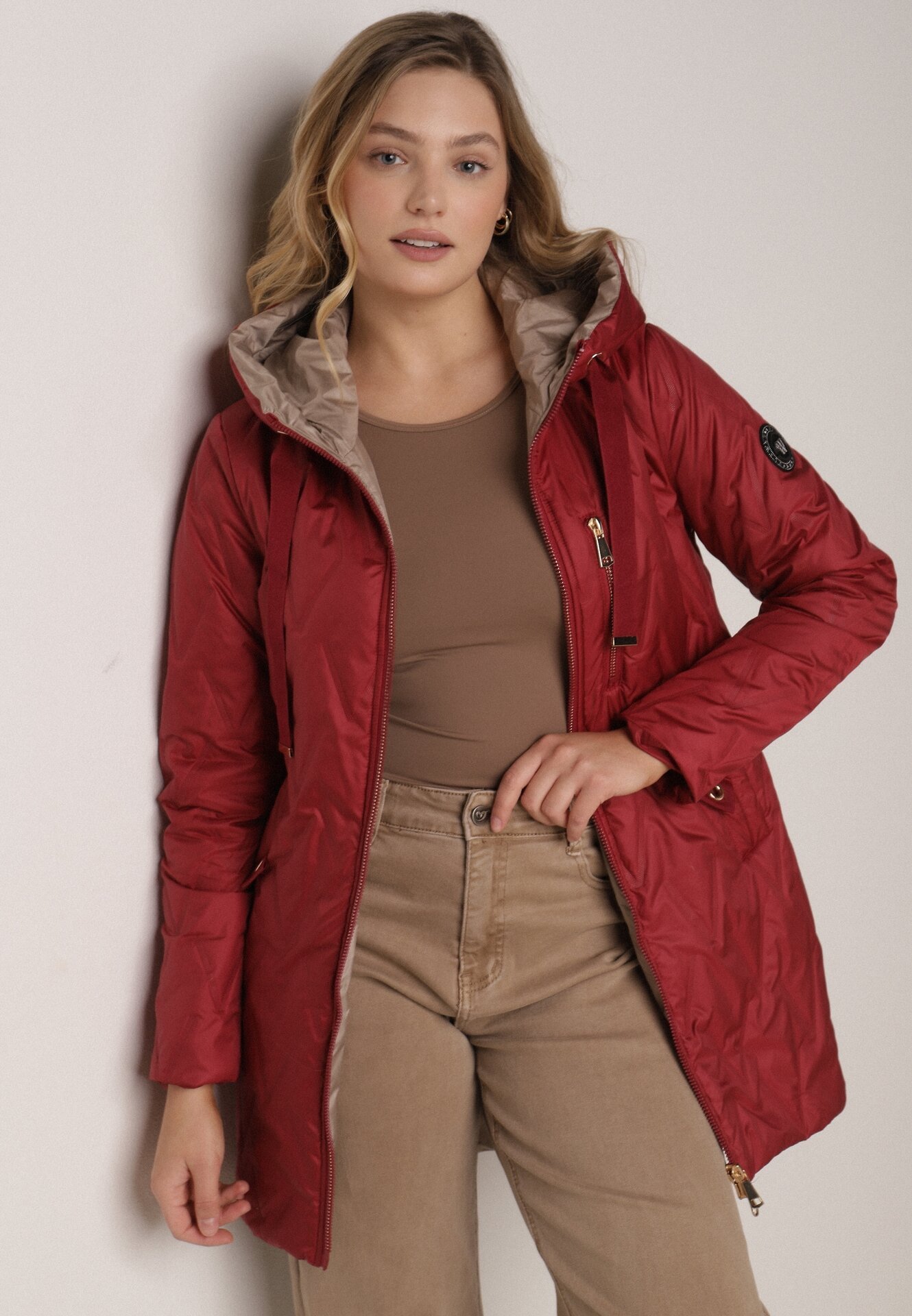 Czerwona Pikowana Kurtka Przejściowa Parka z Kapturem o Długim Kroju z Ozdobą Isaline