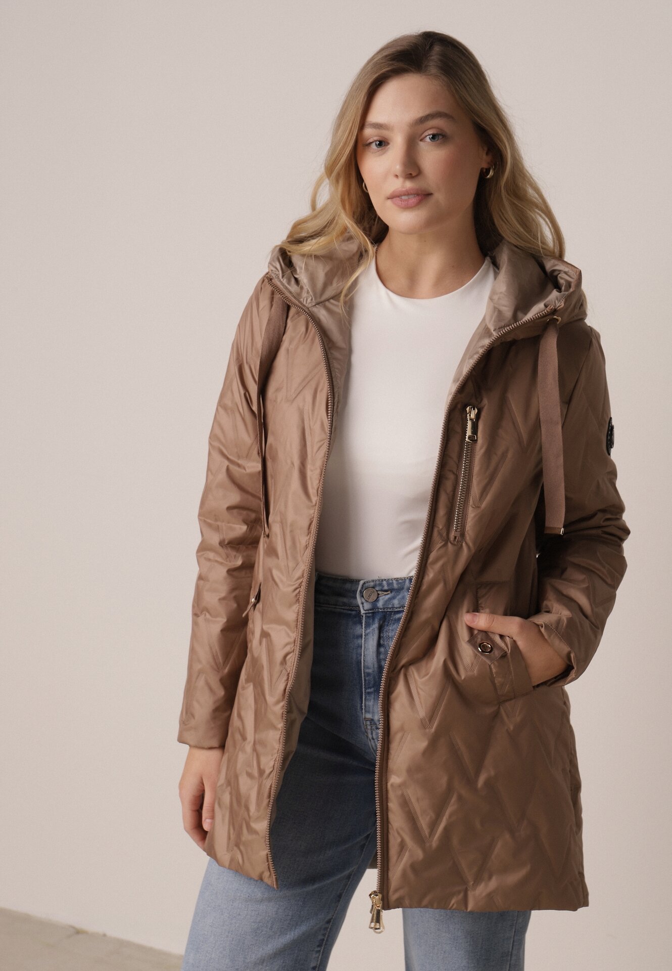 Jasnobrązowa Pikowana Kurtka Przejściowa Parka z Kapturem o Długim Kroju z Ozdobą Isaline
