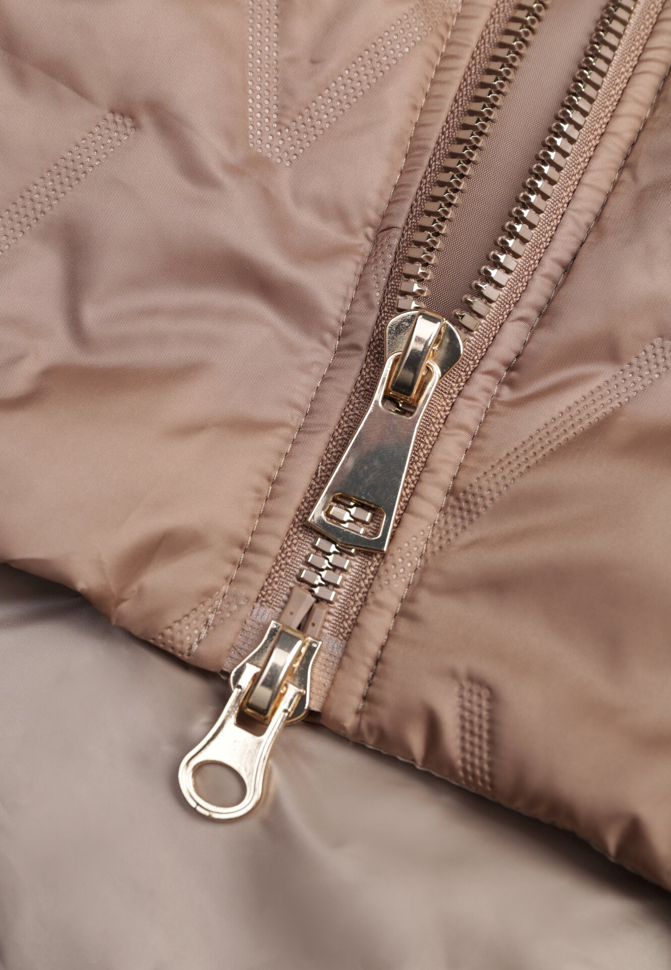 Jasnobrązowa Pikowana Kurtka Przejściowa Parka z Kapturem o Długim Kroju z Ozdobą Isaline