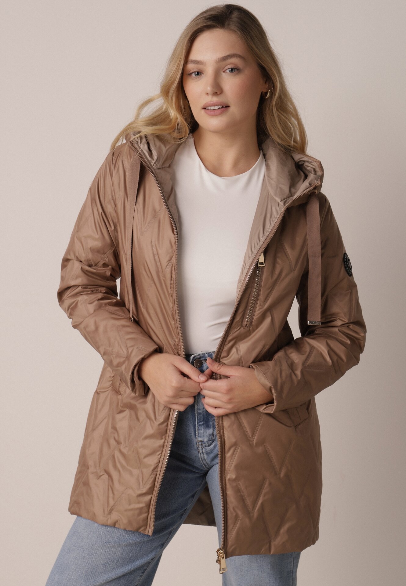 Jasnobrązowa Pikowana Kurtka Przejściowa Parka z Kapturem o Długim Kroju z Ozdobą Isaline