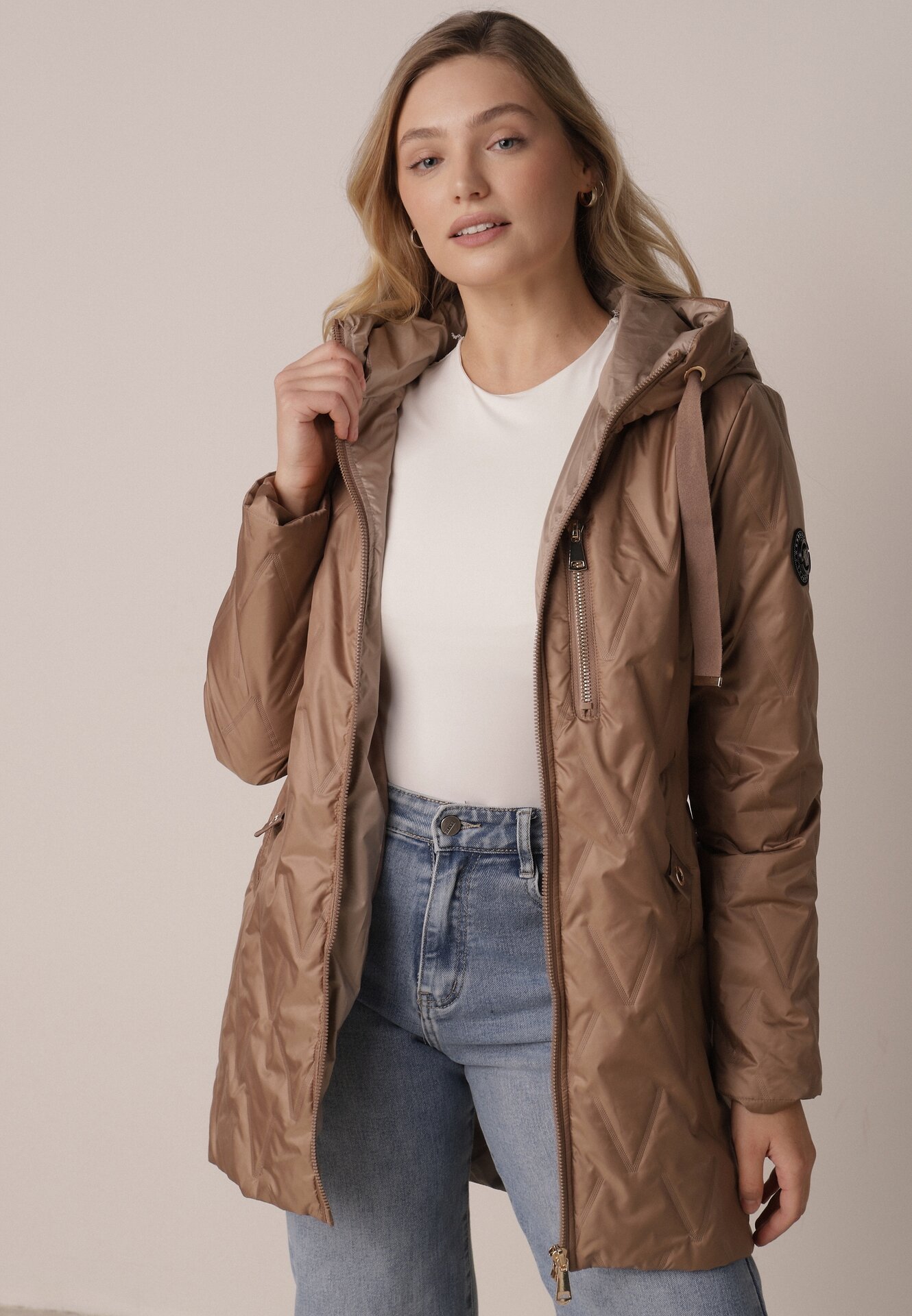 Jasnobrązowa Pikowana Kurtka Przejściowa Parka z Kapturem o Długim Kroju z Ozdobą Isaline