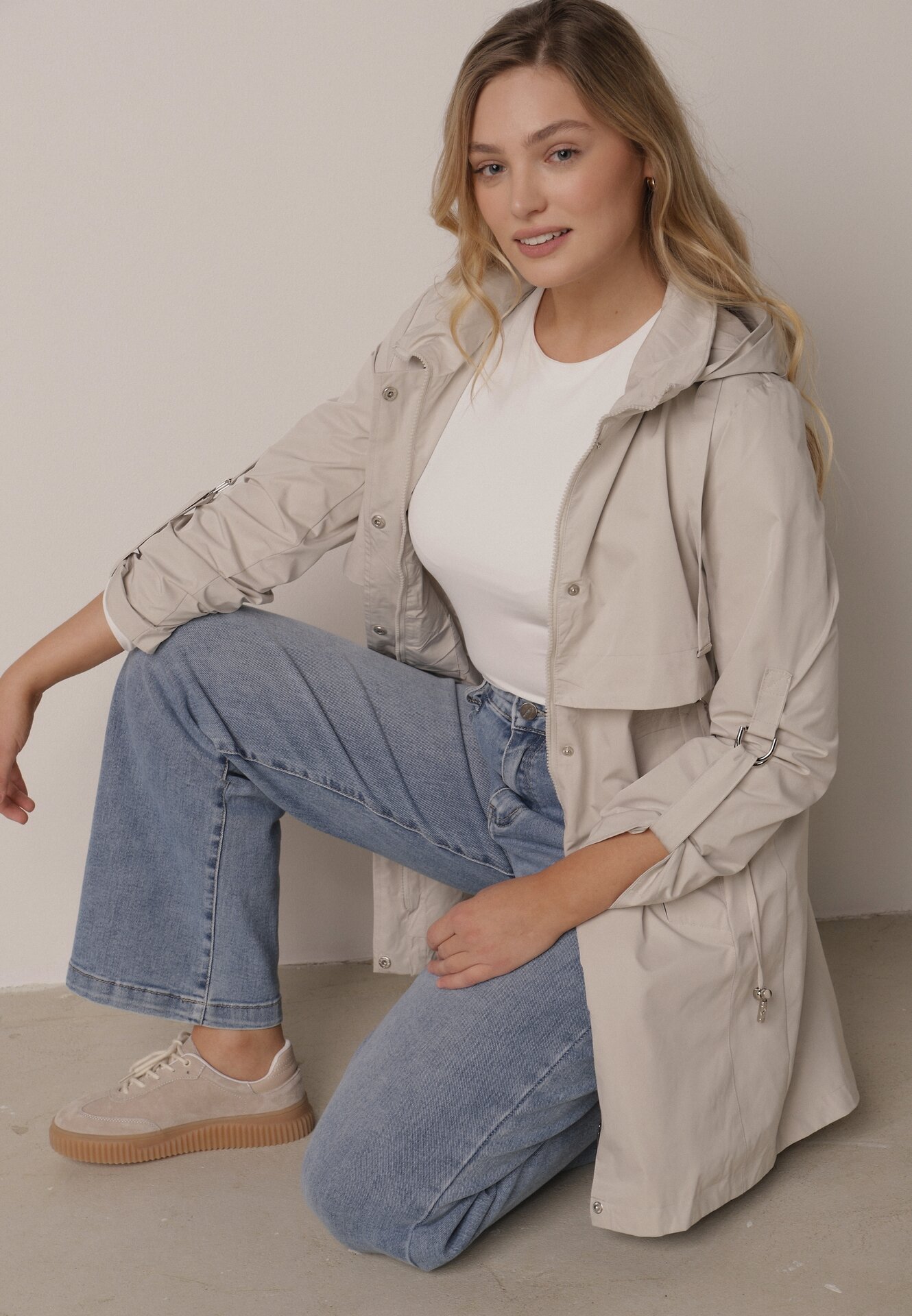 Beżowa Kurtka w Stylu Parki z Odpinanym Kapturem i Sznurkami Enang
