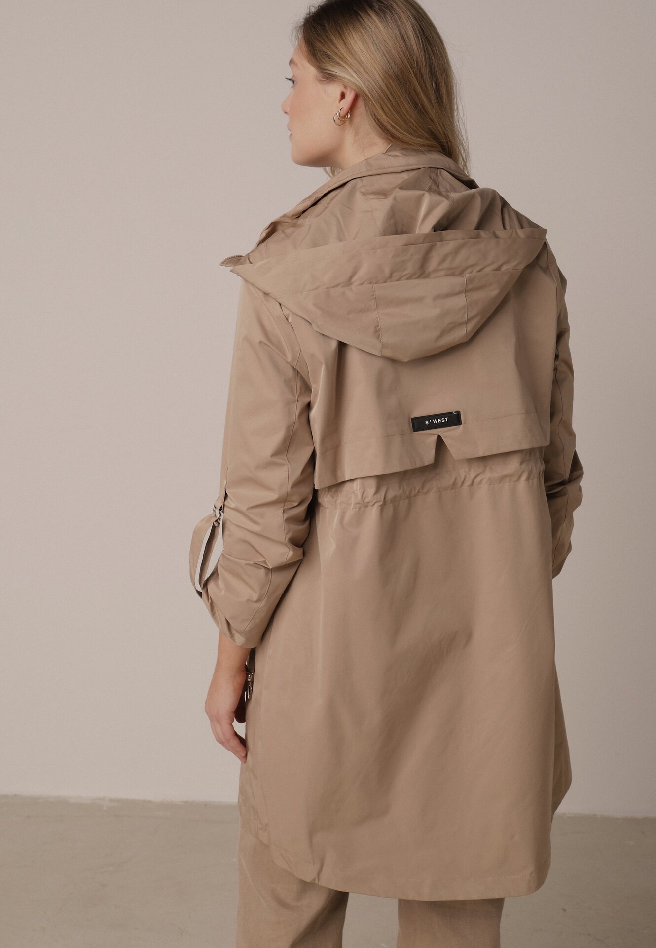 Brązowa Kurtka w Stylu Parki z Odpinanym Kapturem i Sznurkami Enang