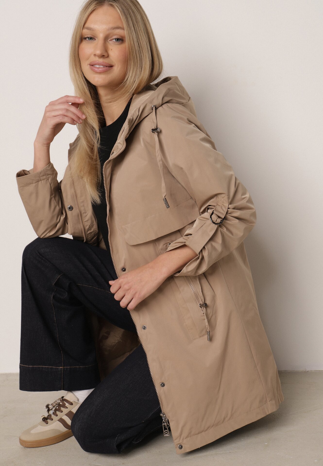 Brązowa Przejściowa Kurtka Parka z Kapturem i Podwijanymi Rękawami Tinarose